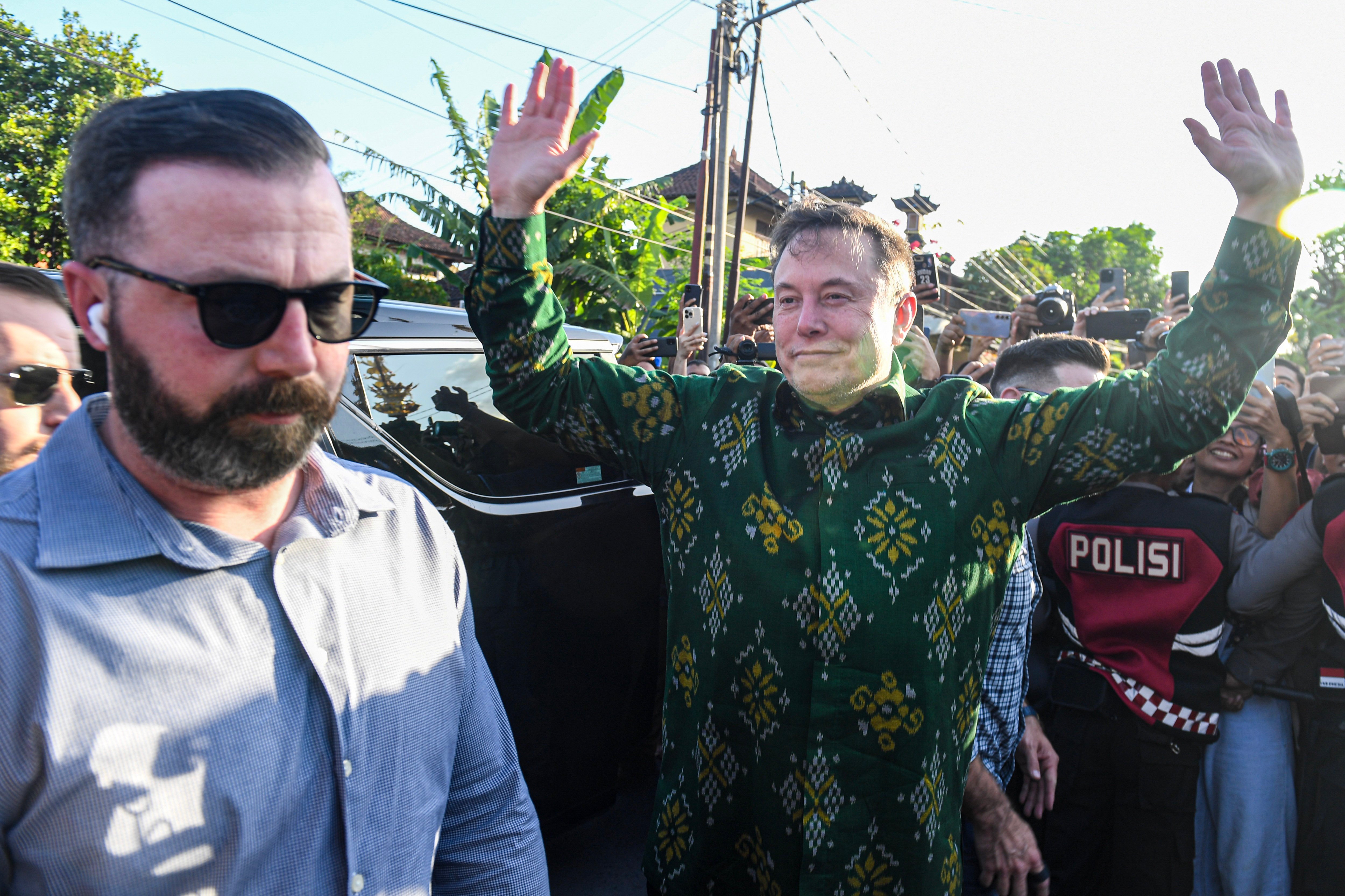 Elon Musk menyapa warga saat akan meluncuran layanan internet berbasis satelit Starlink di Bali,  Minggu (19/5/2024). 