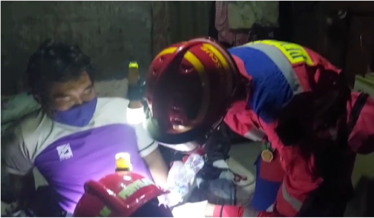 Petugas damkar sedang memotong cincin.