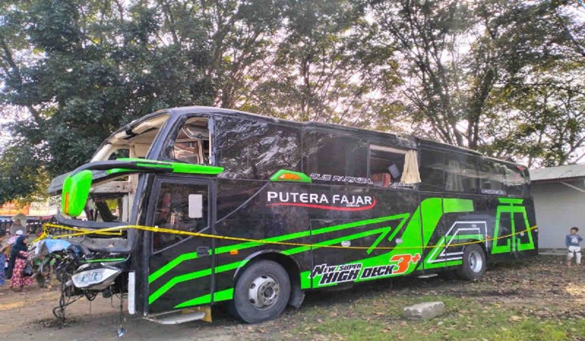 Bus Trans Putera Fajar yang mengalami kecelakaan di Subang