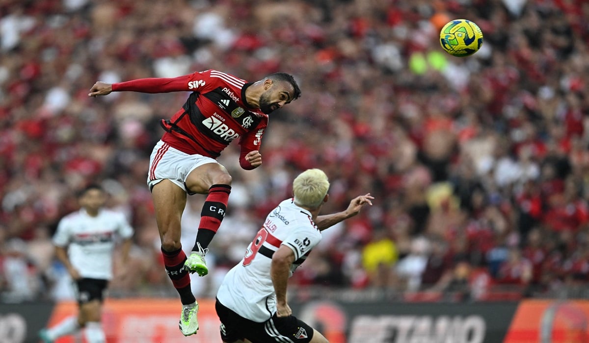 Bek Flamengo Fabricio Bruno (kiri)