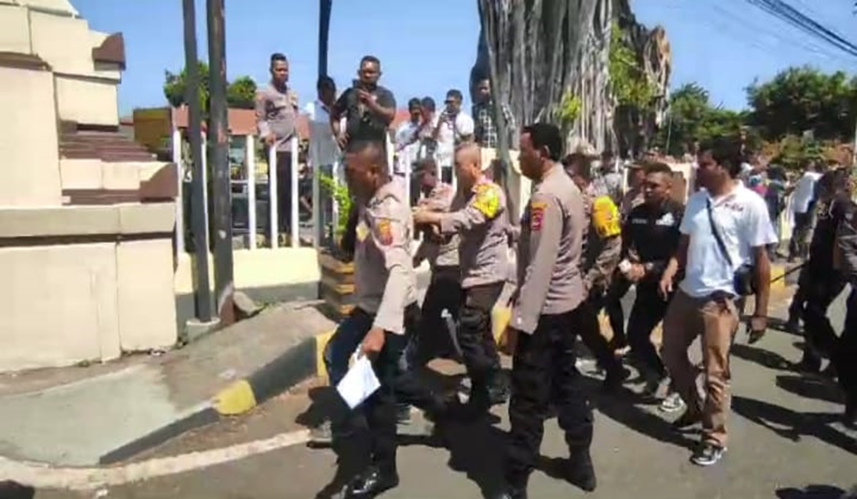 Polisi dari Polres Sikka menahan aktivis PMKRI yang melakukan aksi demonstrasi menuntut penyelesaian kasus TPPO.