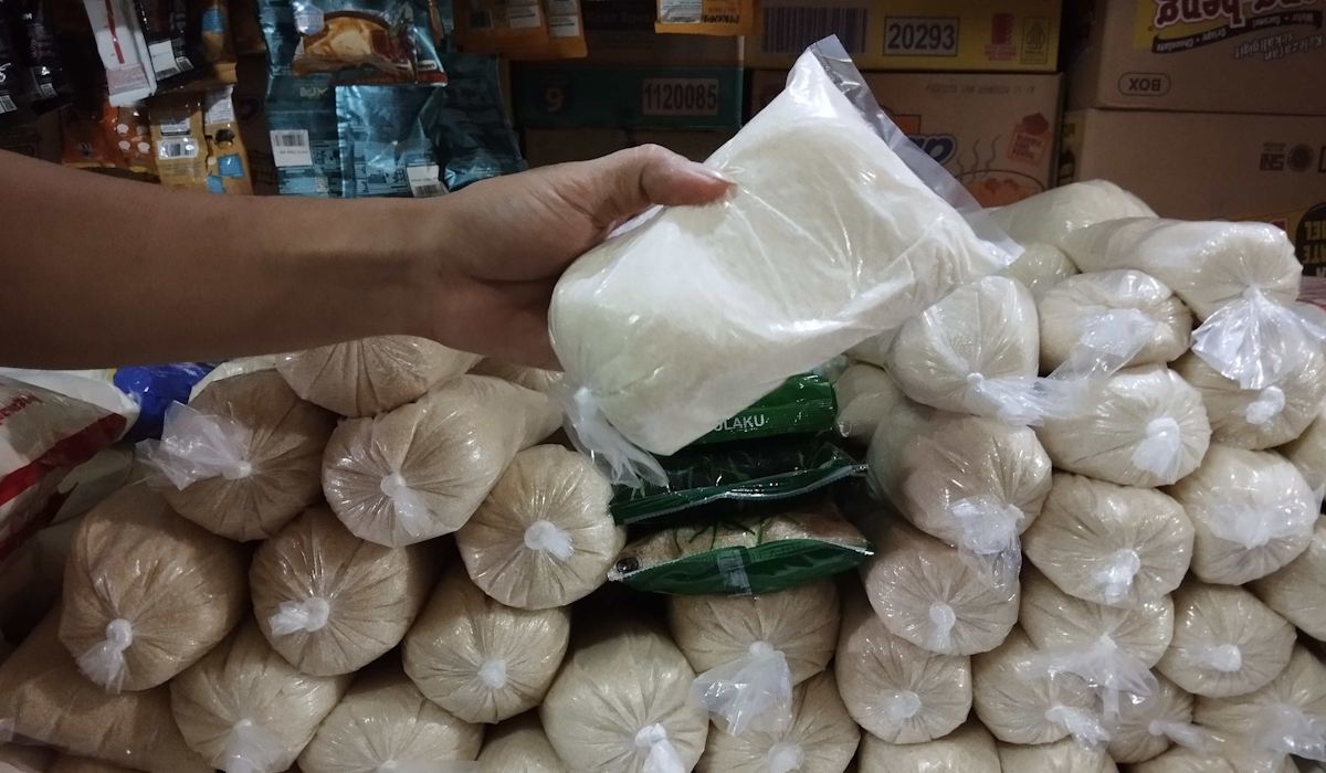 Pedagang menata gula pasir kemasan, di Pasar Induk Kramat Jati, Jakarta 