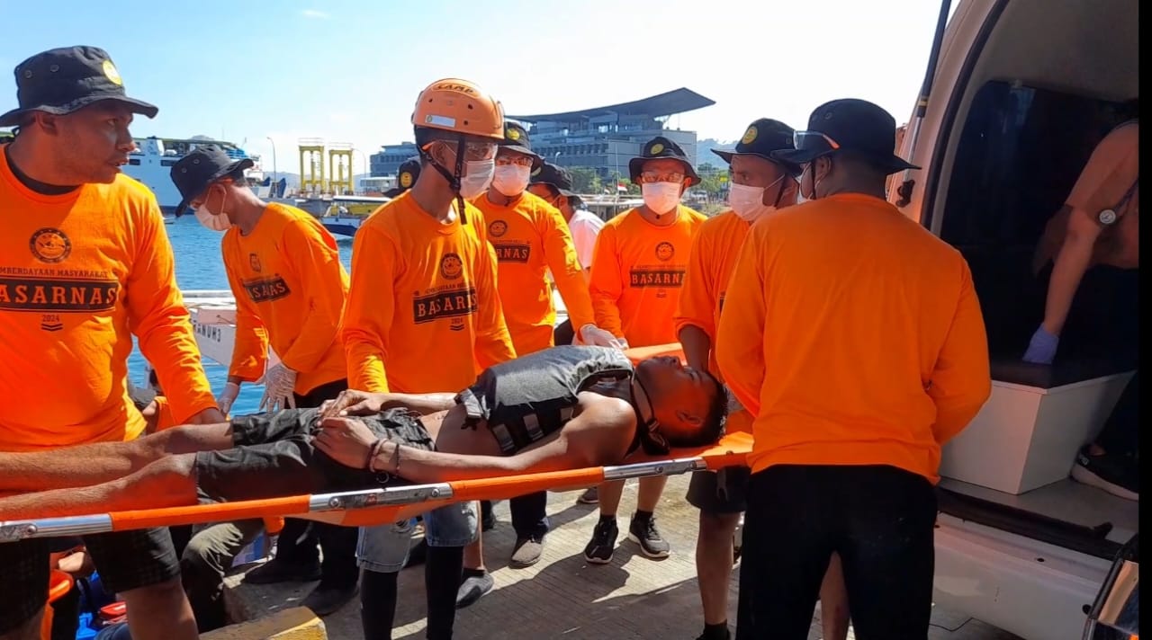 Simulasi Basarnas kapal terbakar di Labuan Bajo