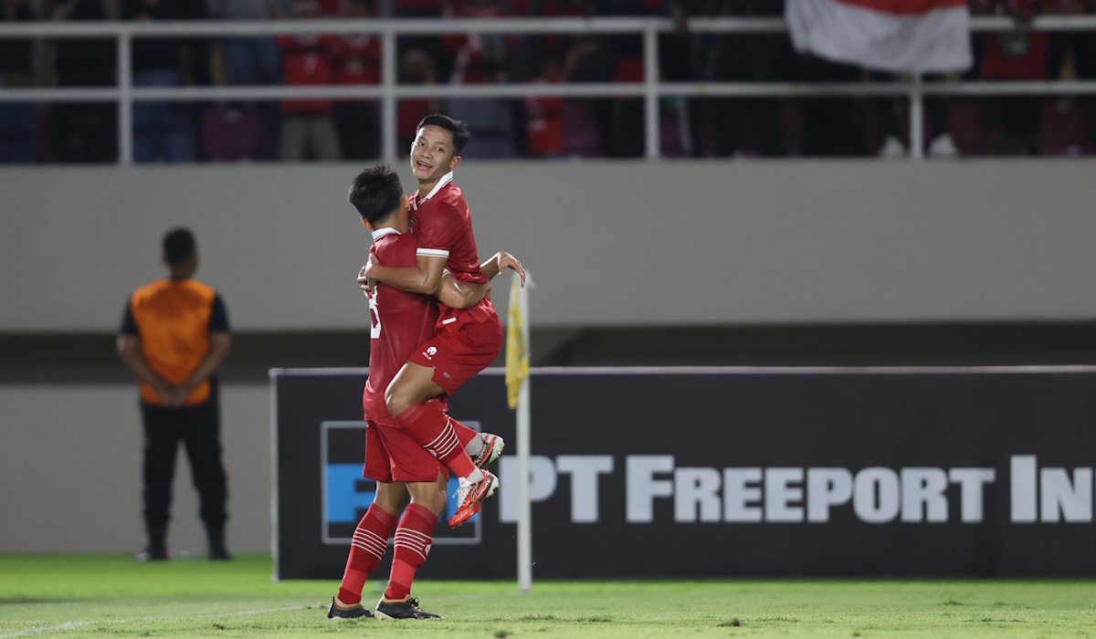 Pemain tim U-23 Indonesia Rio Fahmi (kanan) melakukan selebrasi bersama Witan Sulaeman 