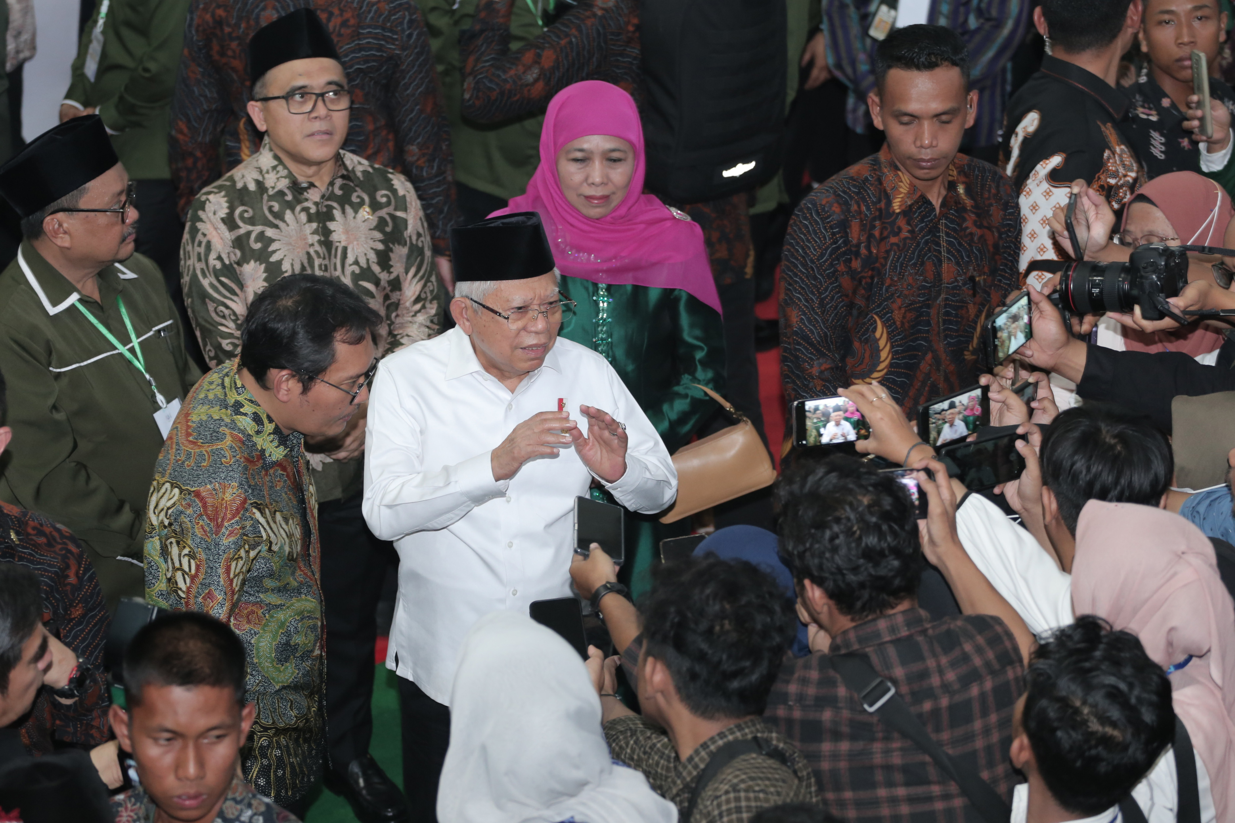 Wakil Presiden Ma'ruf Amin (keempat kiri) memberikan keterangan pers