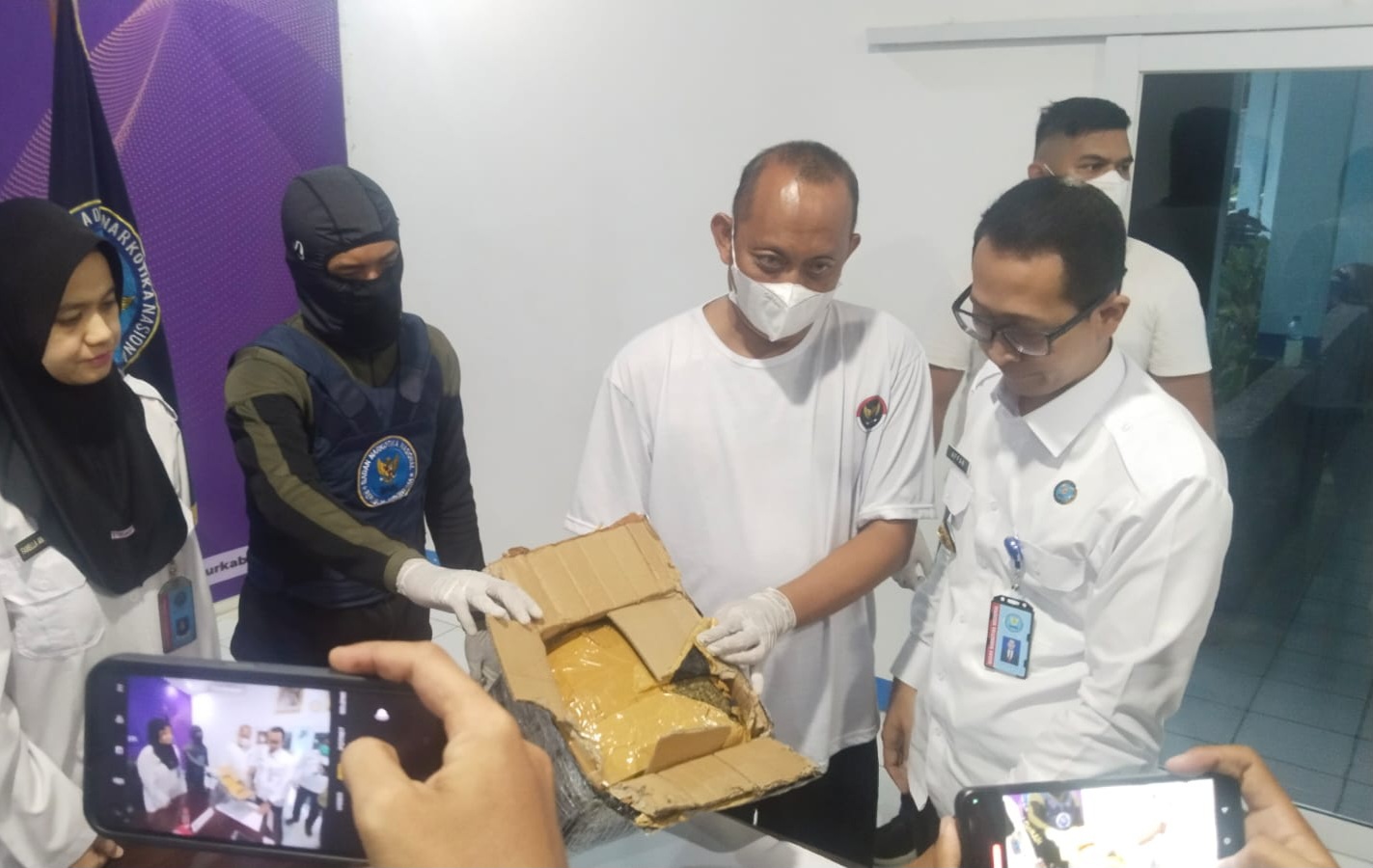 Petugas BNNK Cianjur memperlihatkan barang bukti ganja hasil sitaan. 