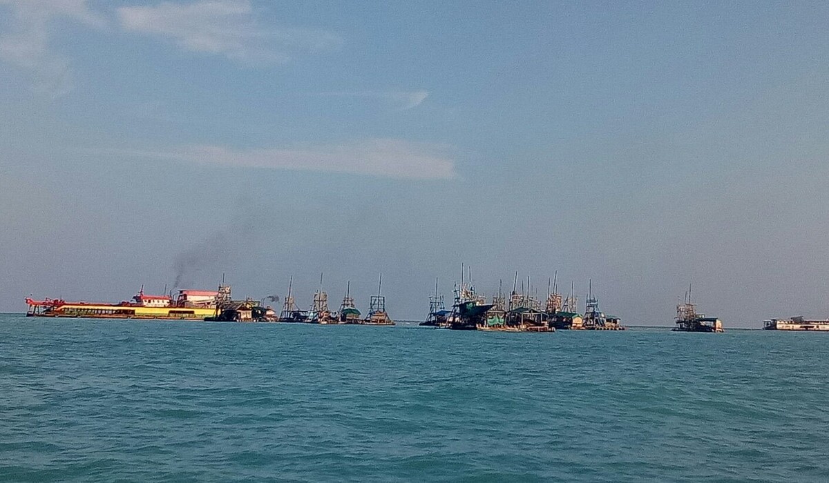 Aktivitas tambang timah di DAS dan laut Bangka Belitung.