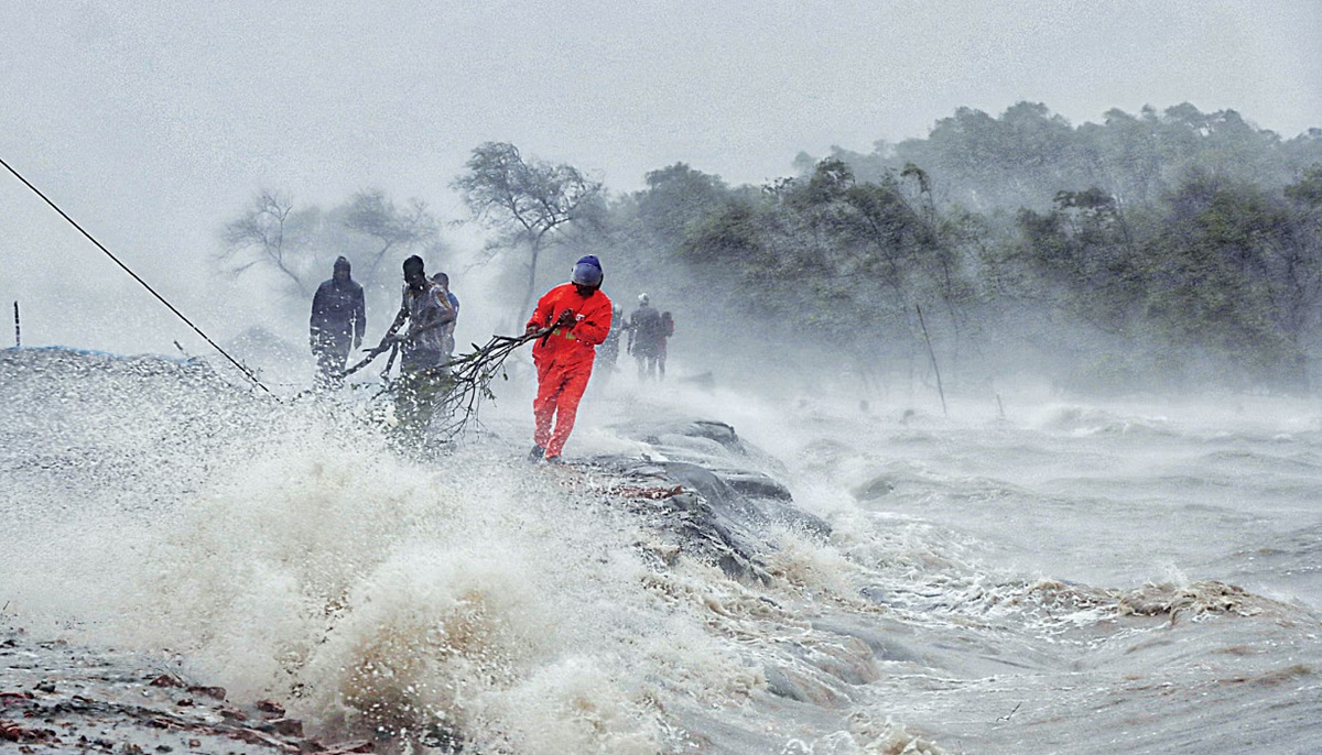 Siklon Remal yang melanda wilayah pesisir Bangladesh menewaskan sedikitnya 13 orang, menghancurkan lebih dari 35.000 rumah