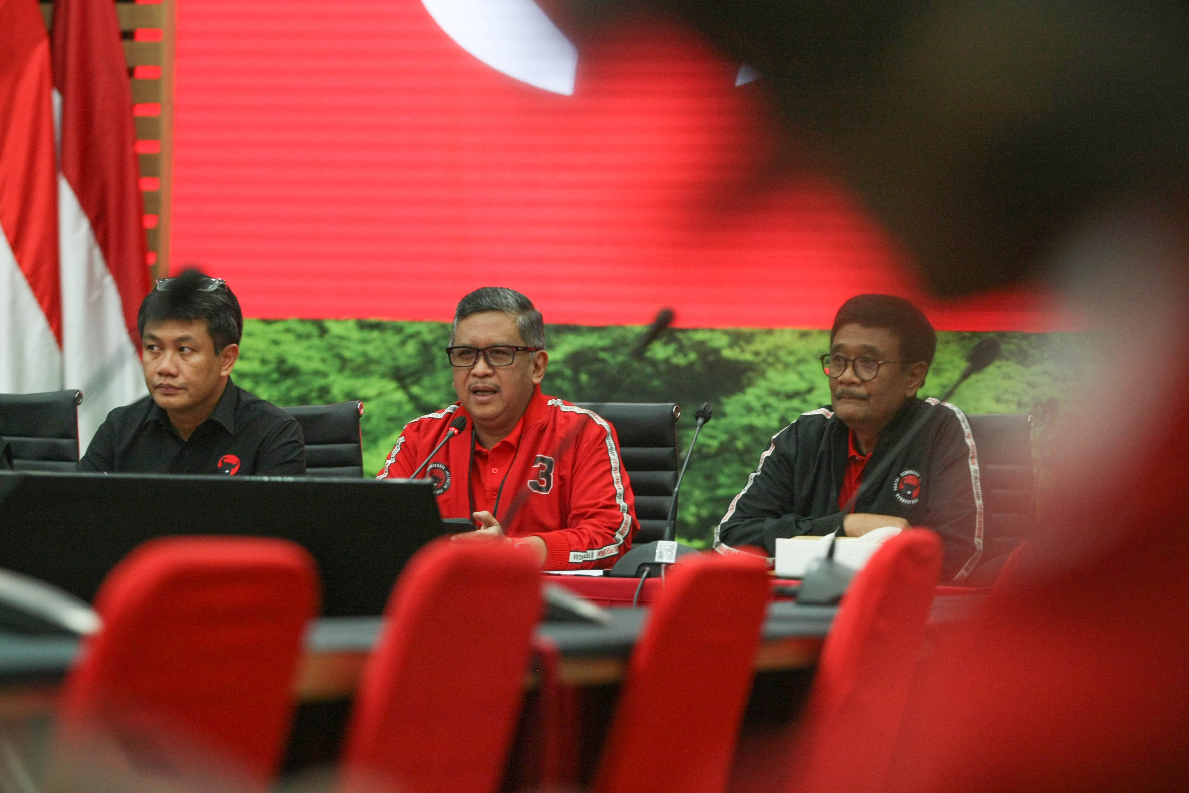 Sekjen PDIP, Hasto Kristiyanto (tengah) memberikan keterangan kepada wartawan jelang Rakernas ke-5 PDIP di Jakarta, Rabu (22/5/2024). 