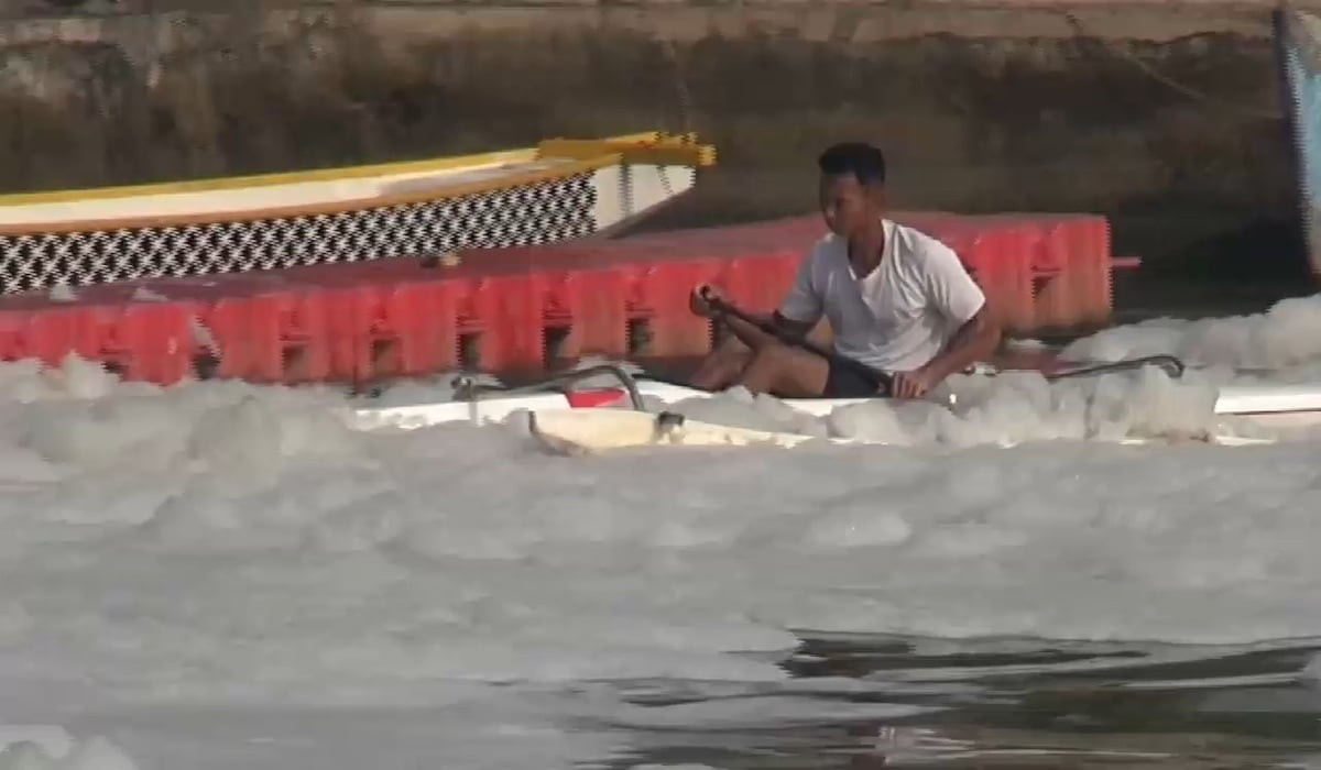 Atlet PON berlatih di tengah sungai berbusa