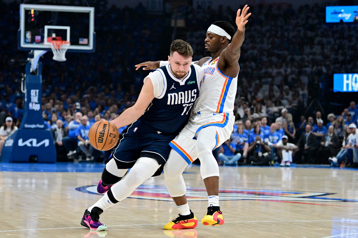 Luka Doncic #77 dari Dallas Mavericks mencetak gol melawan Luguentz Dort #5 dari Oklahoma City Thunder pada kuarter pertama di Game Pertama 