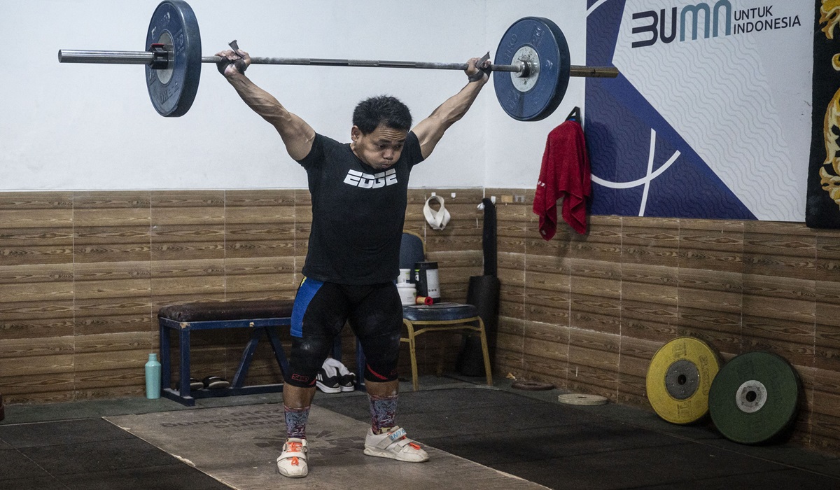 Lifter Indonesia Eko Yuli Irawan berlatih dalam pemusatan latihan nasional (Pelatnas) cabang olahraga angkat berat di Mess Kwini, Jakarta.
