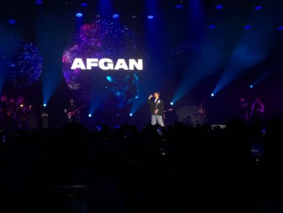 Afgan menyanyi di panggung Java Jazz Festival.
