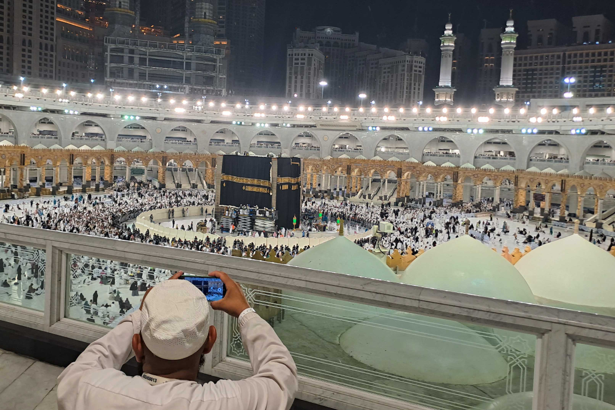Petugas melakukan penggantian kain penutup Ka'bah atau kiswah di Masjidil Haram, Mekah, Arab Saudi, Rabu (19/7/2023). Pemerintah Arab Saudi 