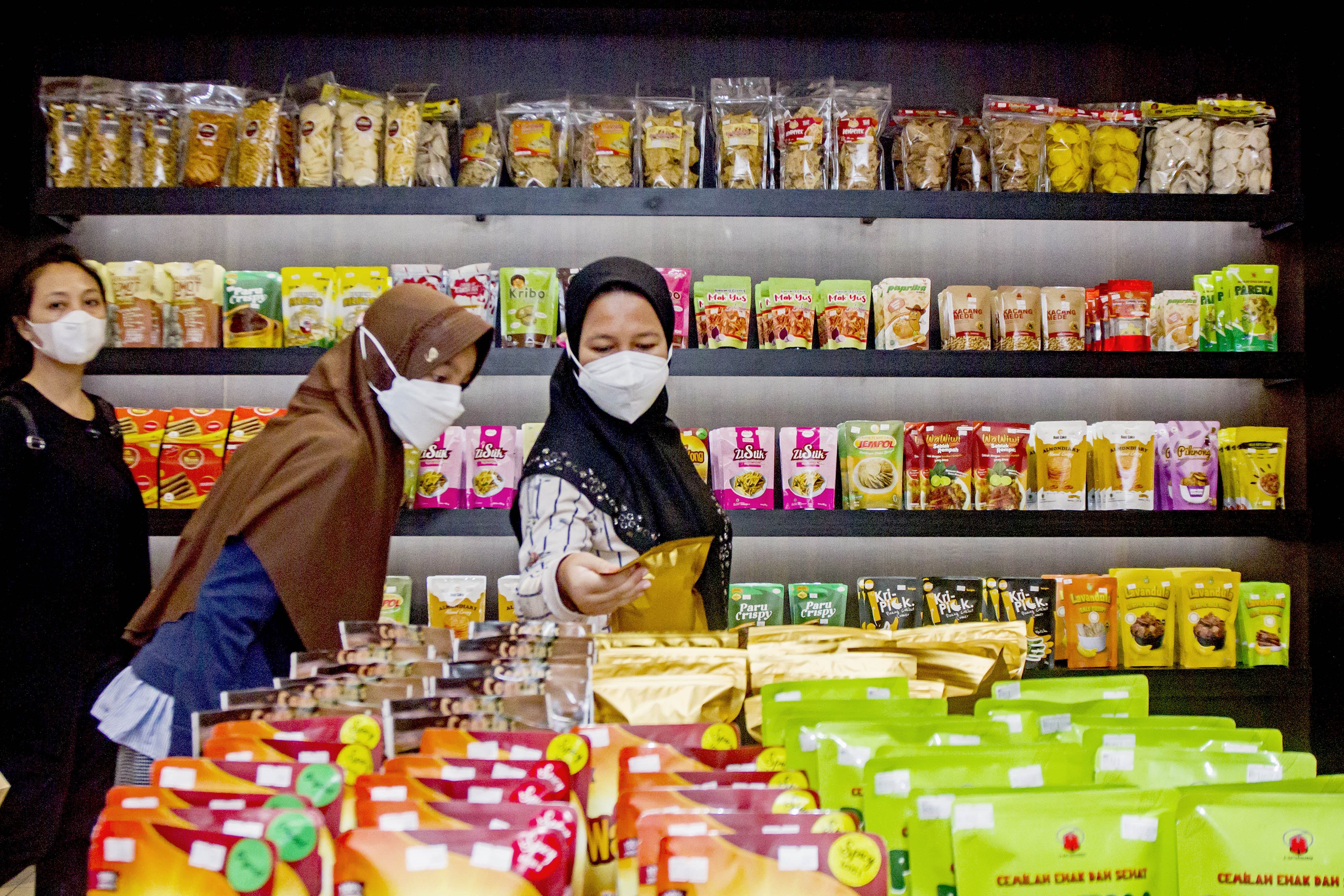 Pengunjung memilah produk UMKM saat pameran produk UMKM.