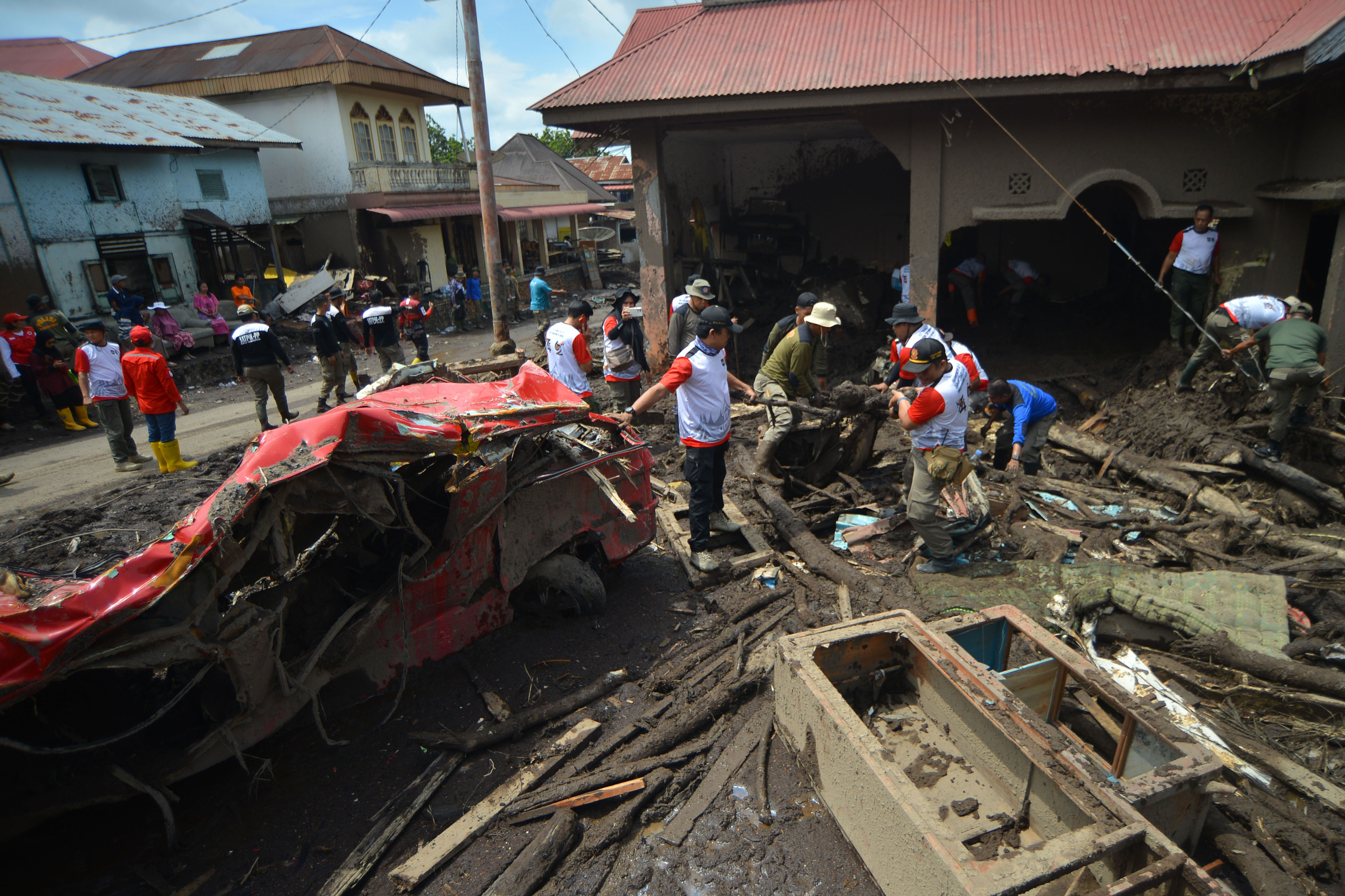 Relawan melakukan pembersihan sekaligus pencarian korban bencana banjir di Nagari Parambahan, Tanah Datar, Sumatera Barat