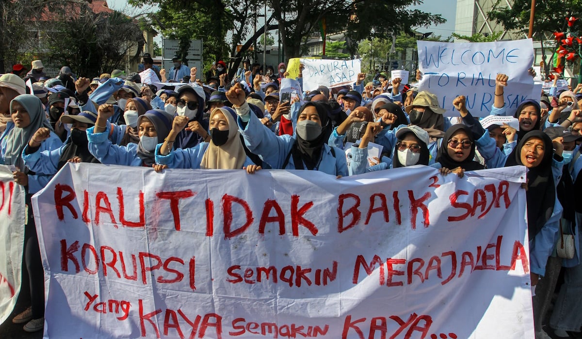 Ratusan mahasiswa dari BEM Universitas Riau menggelar aksi unjukrasa 'Evaluasi tahun terakhir kepemimpinan Gubernur Riau'