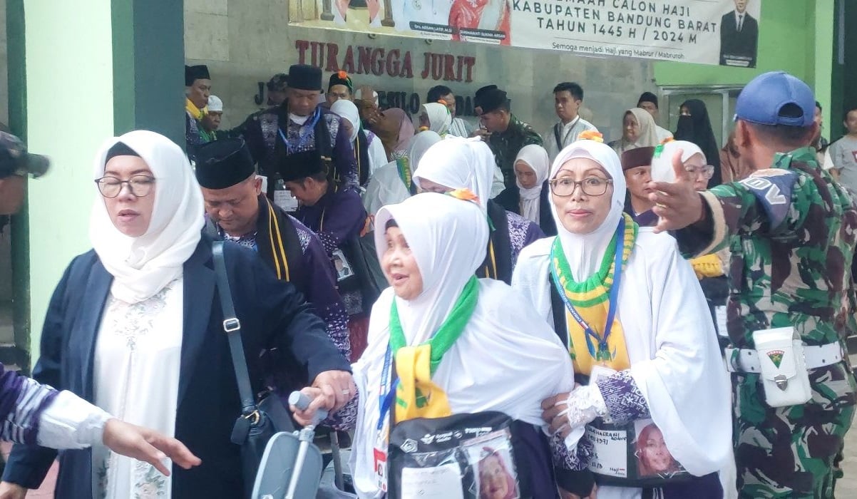 Suasana keberangkatan jemaah calon haji di Pusdikkav Padalarang, Kabupaten Bandung Barat, Rabu (15/5) sore.