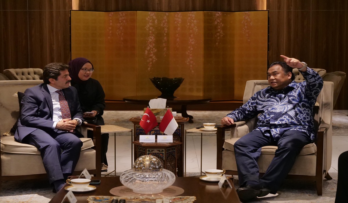 Wakil Ketua DPR RI Bidang Korinbang Rachmat Gobel (kanan) saat menerima delegasi parlemen Turki. 