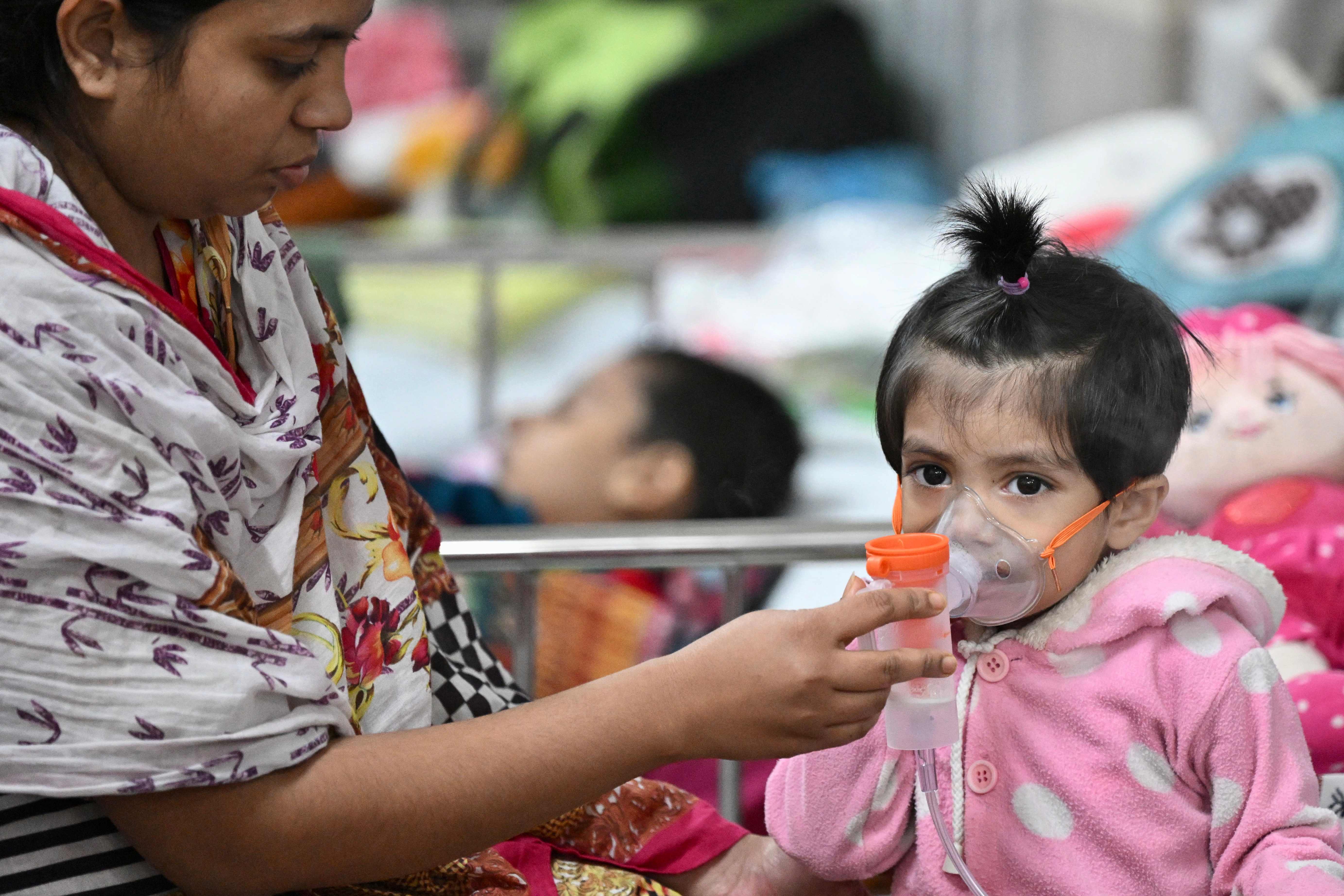 Seorang anak penderita pneumonia mendapatkan perawatan medis.