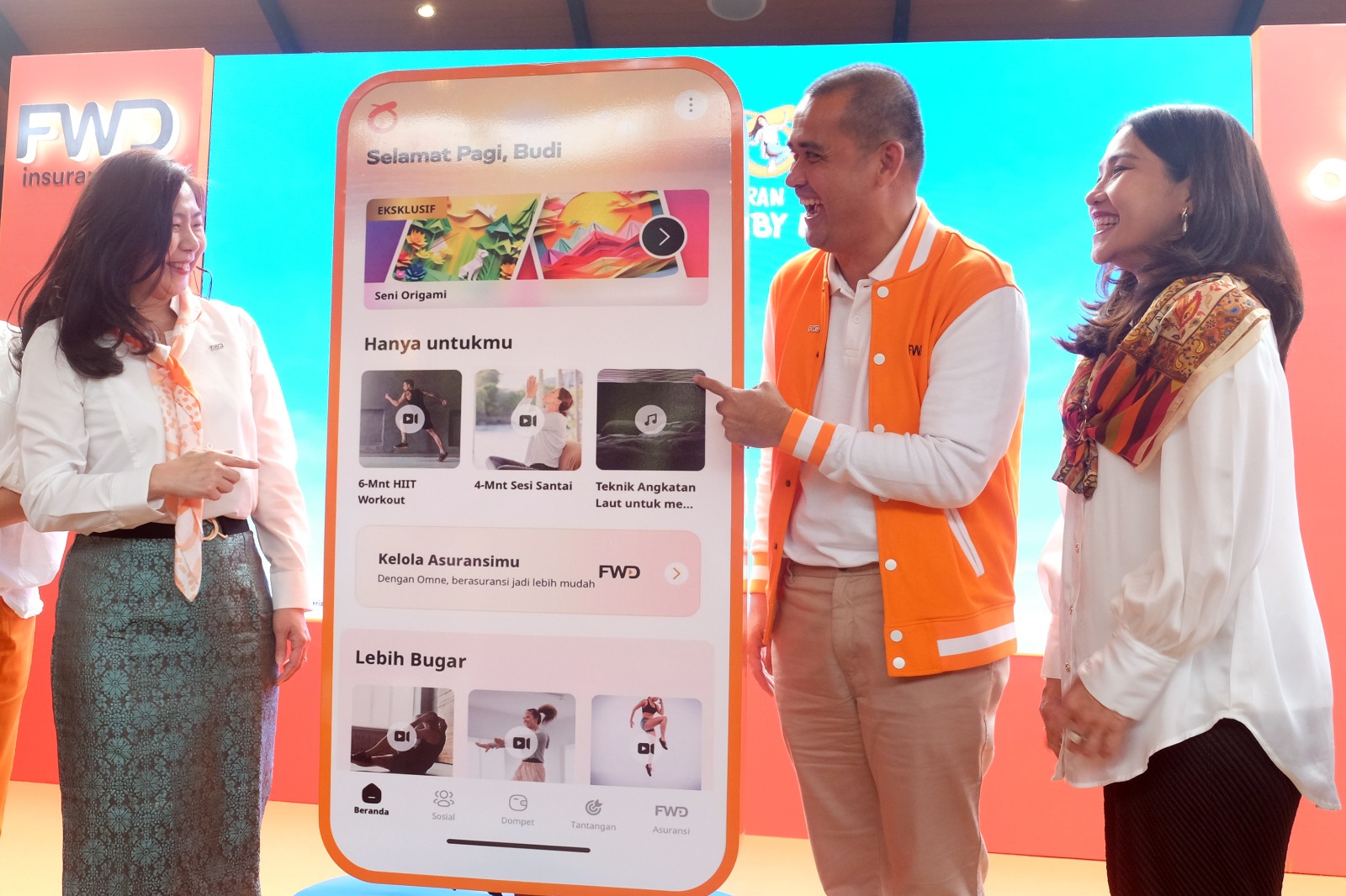 (kiri ke kanan) Dirut FWD Insurance Desy N Widjaya, Chief Human Resources and Marketing Officer Rudy F Manik, dan CGO Maria Magdalena.