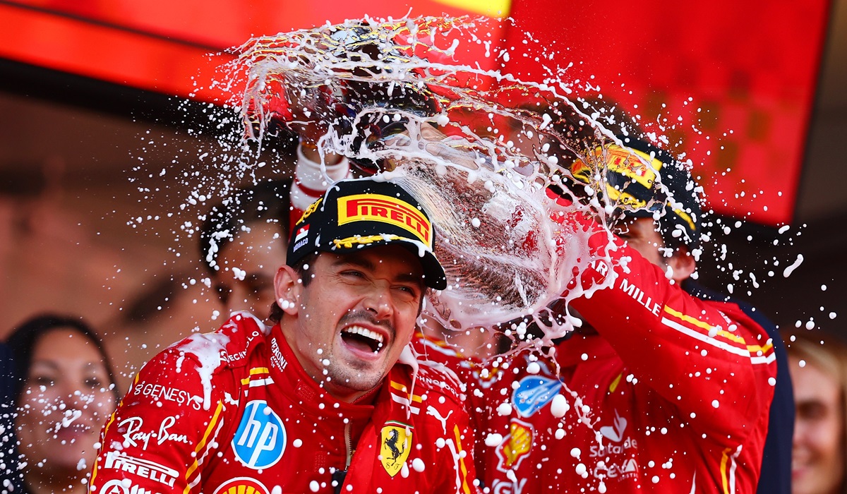 Duo pembalap Ferrari Charles Leclerc dan Carlos Sainz melakukan selebrasi di podium GP Monaco.