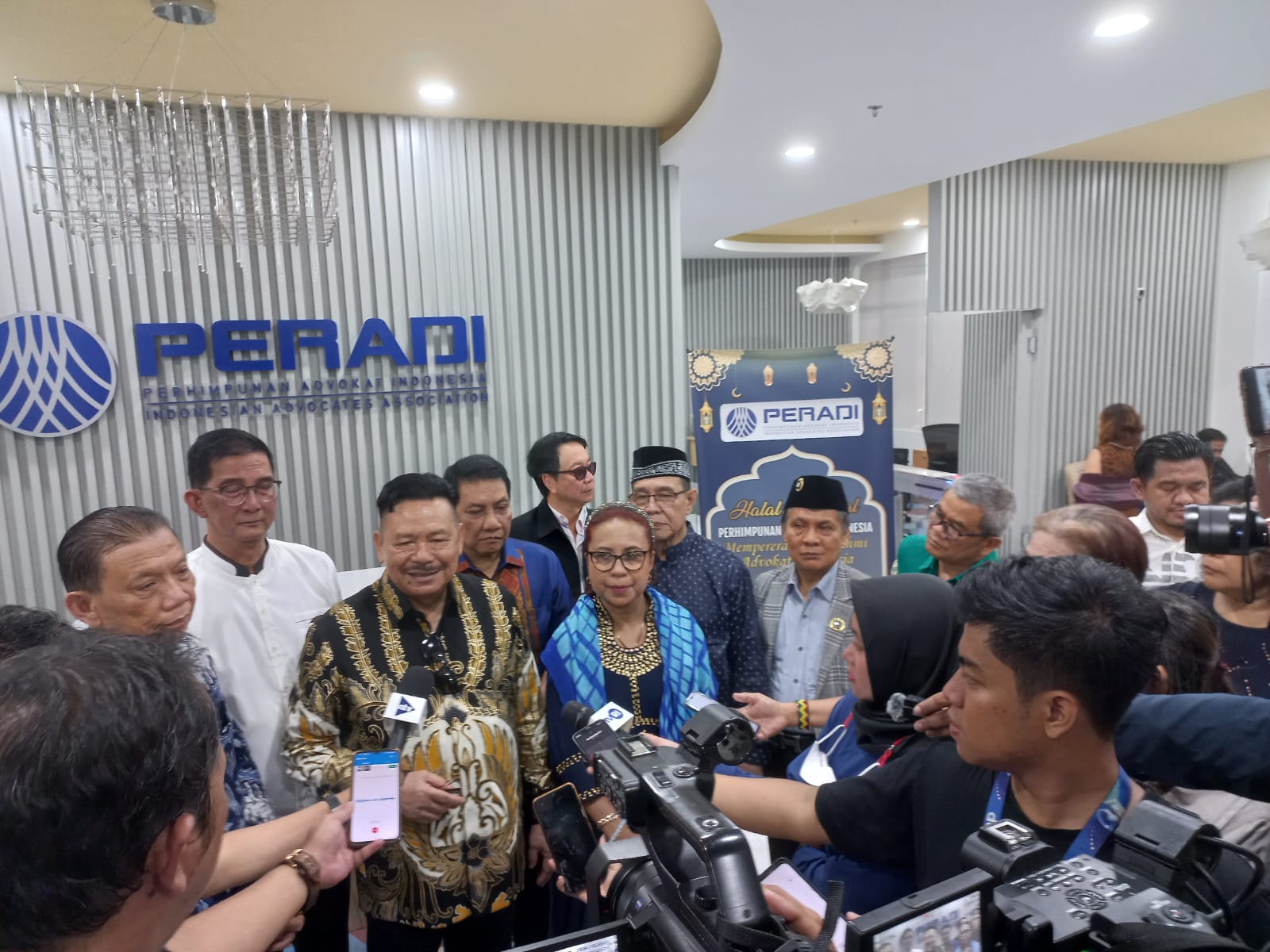 Ketua Umum DPN Peradi Otto Hasibuan (tengah)..