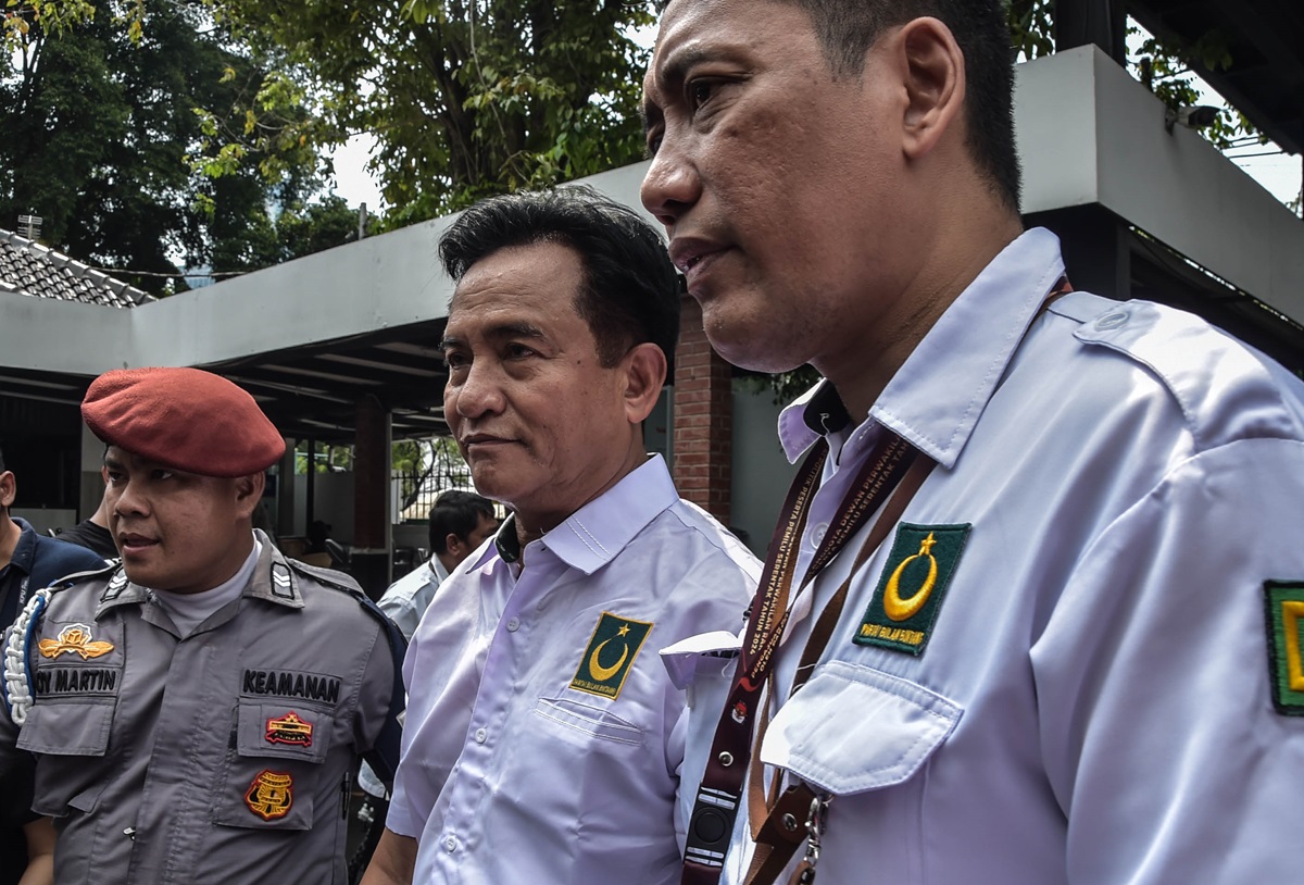 Yusril Ihza Mahendra mengundurkan diri sebagai ketua umum Partai Bulan Bintang (PBB) dalam Musyawarah Dewan Partai (MDP).