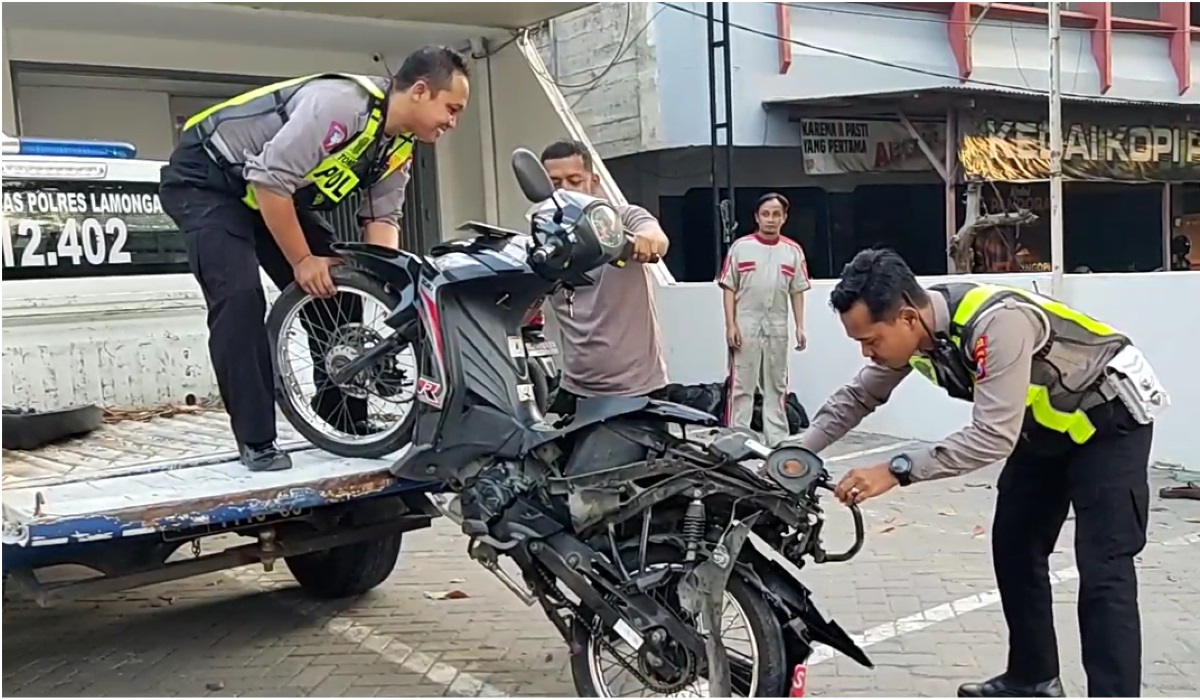 Sepeda motor yang terlibat kecelakaan.