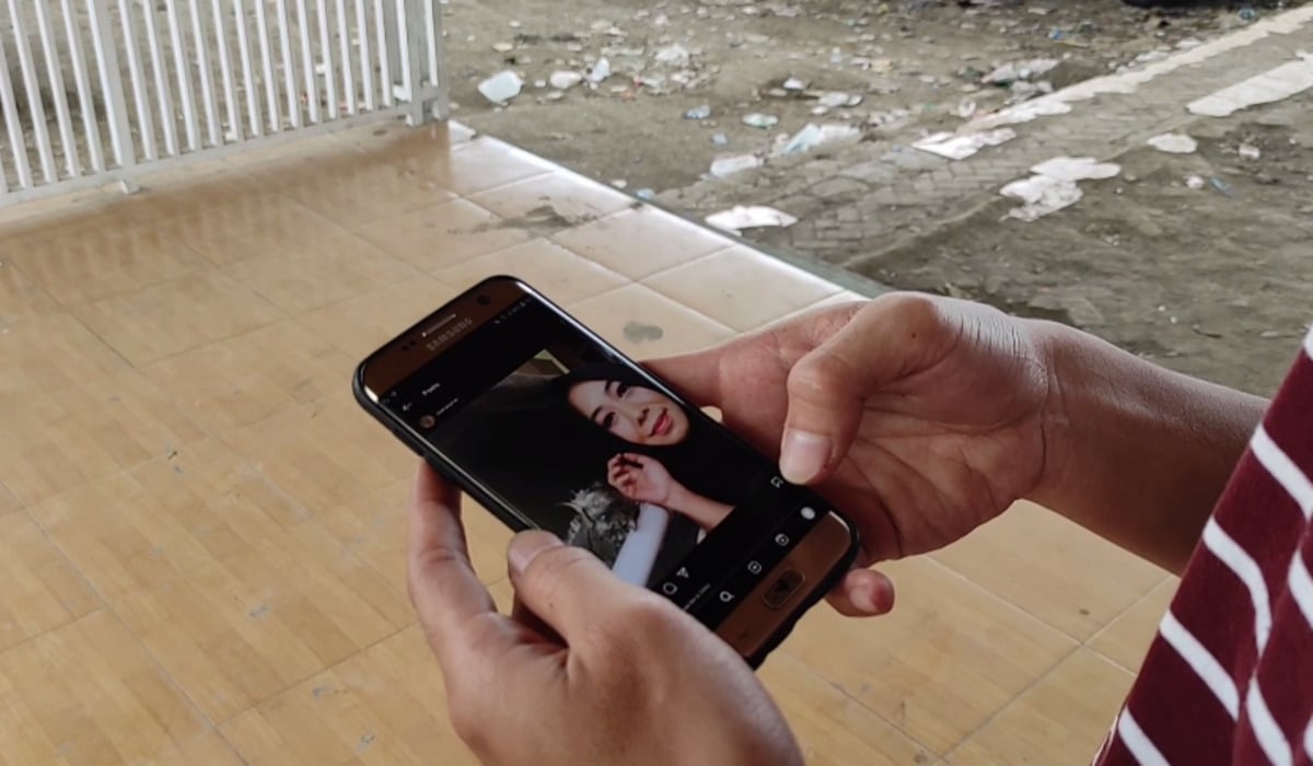 Keluarga menunjukkan foto RHM, korban pembunuhan yang mayatnya ditemukan dalam koper di Bekasi.