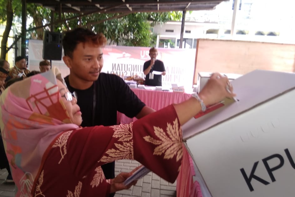 Warga melaksanakan haknya untuk melakukan pencoblosan dalam Pemilu 2024 lalu.