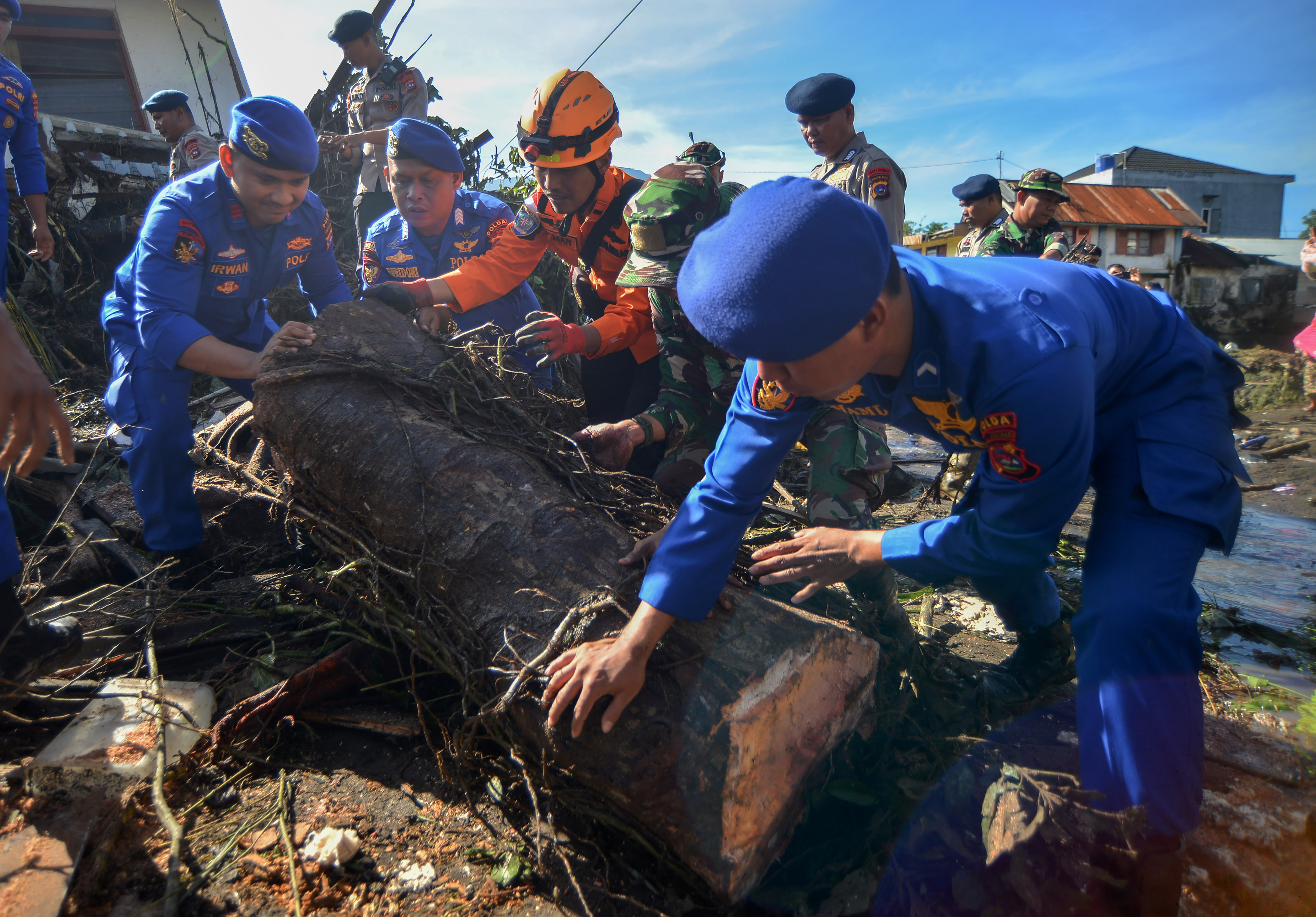 Tim SAR gabungan melakukan pencarian korban banjir bandang di Jorong Galuang, Nagari Sungai Pua, Agam, Sumbar.