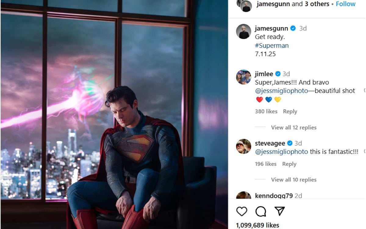 Kostum baru Superman.