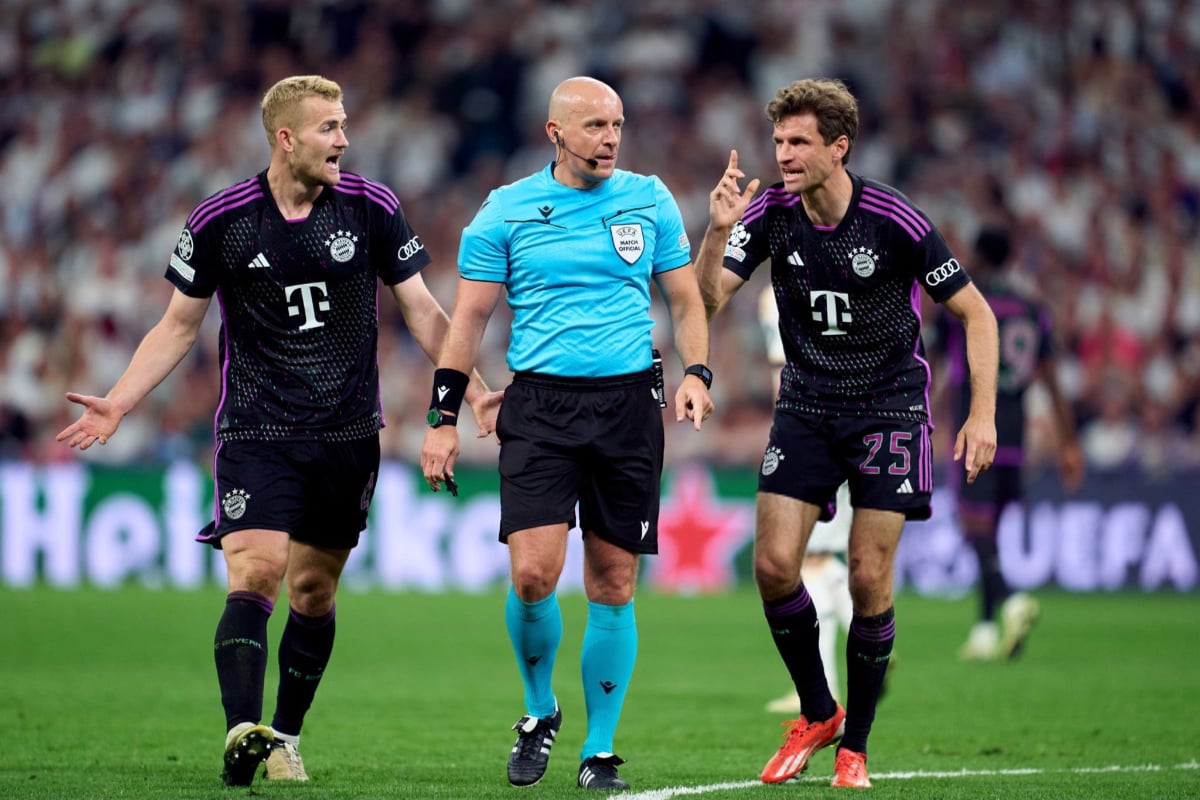 Bek Bayern Munchen, Matthijs De Ligt dan Thomas Muller sedang melakukan protes terhadap wasit dalam pertandingan semifinal Liga Champions