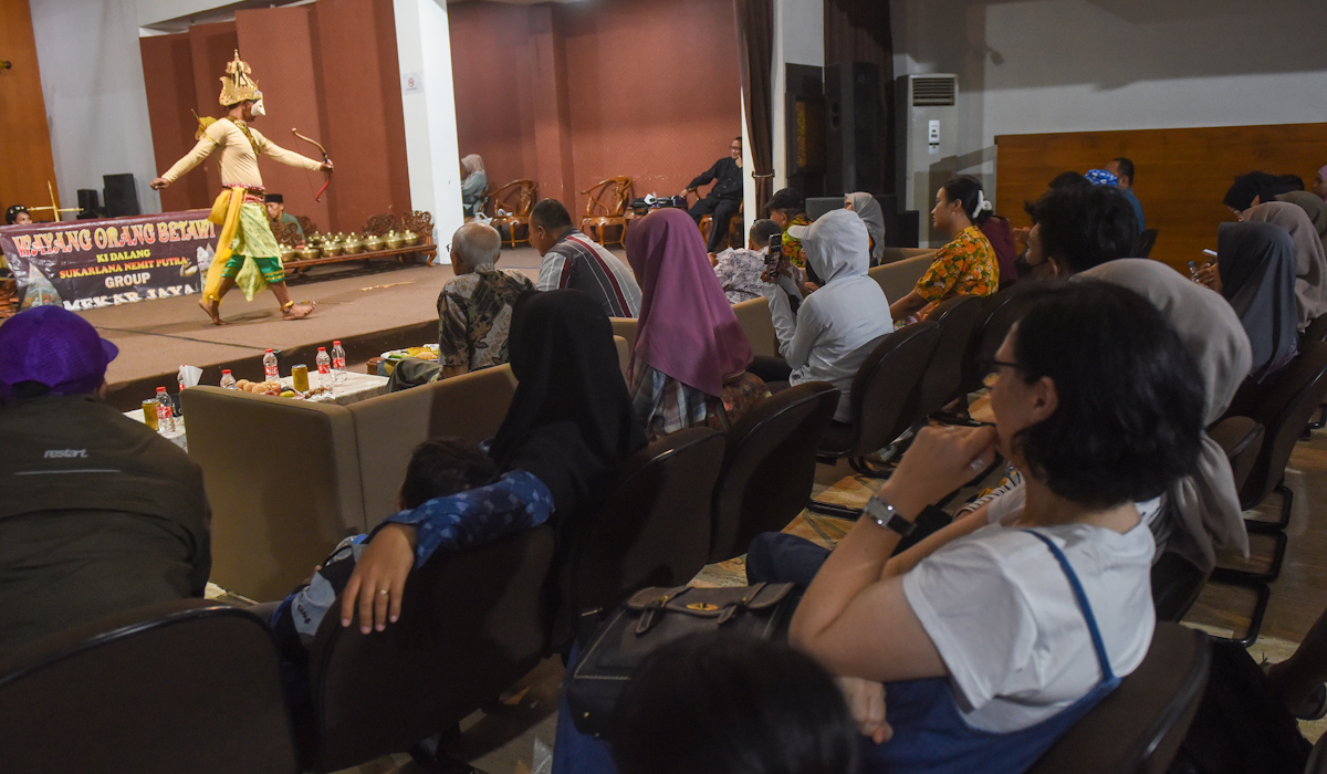  Pemain wayang orang betawi mendemonstrasikan gerakan kepada peserta workshop Wayang Orang Betawi