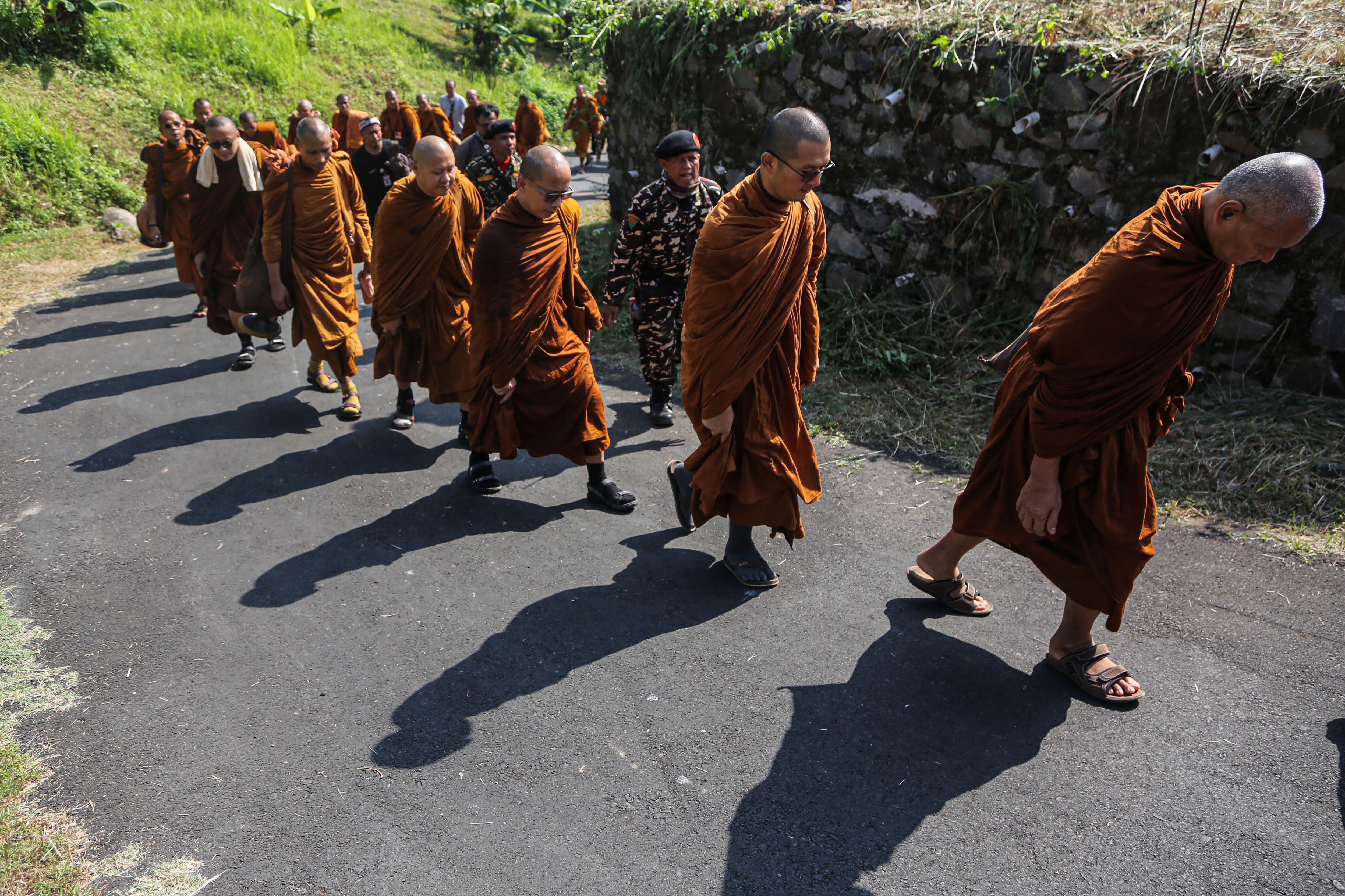 Bhikkhu peserta ritual Thudong berjalan menyusuri permukiman warga di Jalan Kalipepe, Semarang, Jawa Tengah, Kamis (16/5/2024).