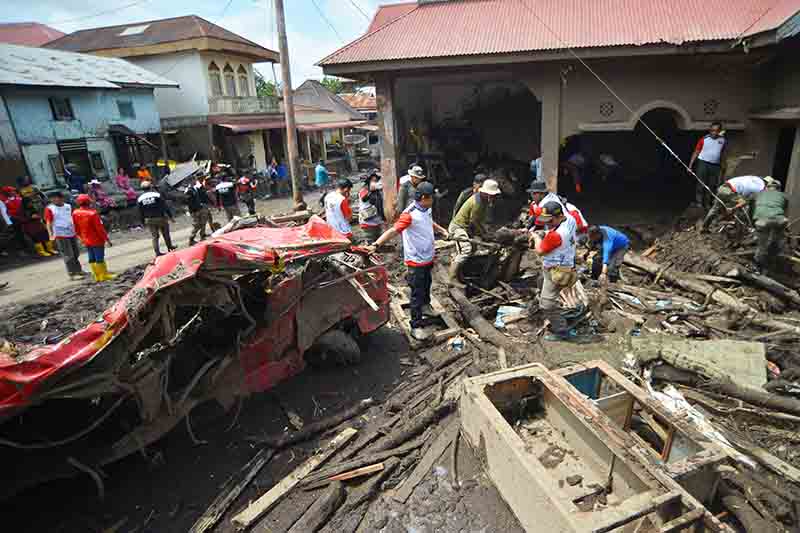 Relawan mencari korban bencana banjir bandang dan lahar dingin di Tanah Datar, Sumbar.