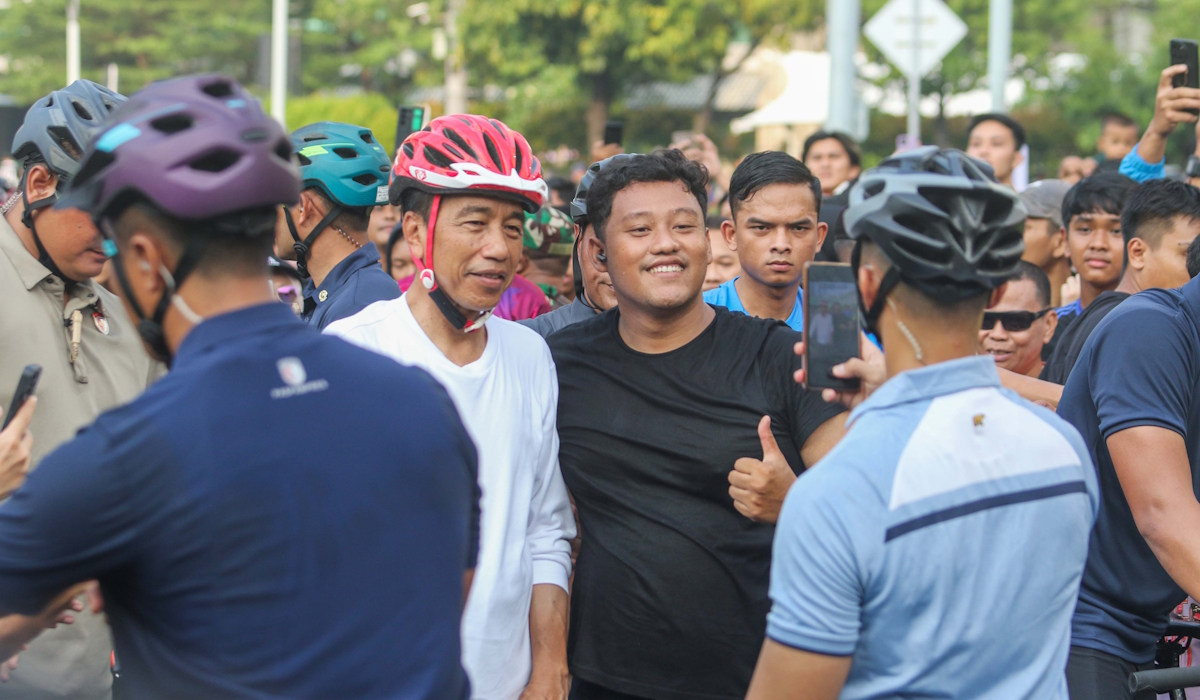 Warga saling berdesakan dengan Paspamres untuk bisa berswafoto dengan Presiden Joko Widodo saat CFD di Bundaran HI 
