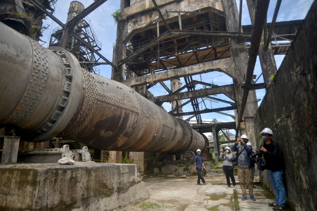  Pengunjung melihat kondisi bekas pabrik semen Indarung I di kawasan PT Semen Padang, Indarung, Sumatera Barat.