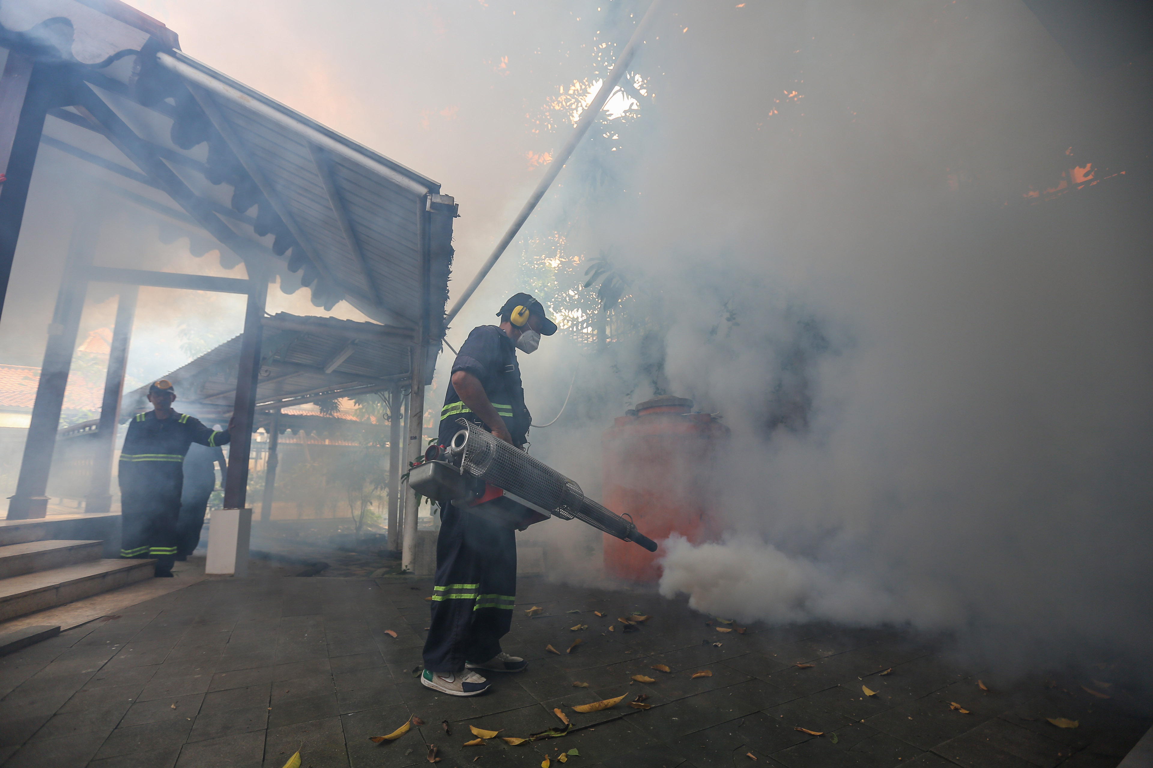 Petugas melakukan fogging untuk menekan angka kejadian DBD