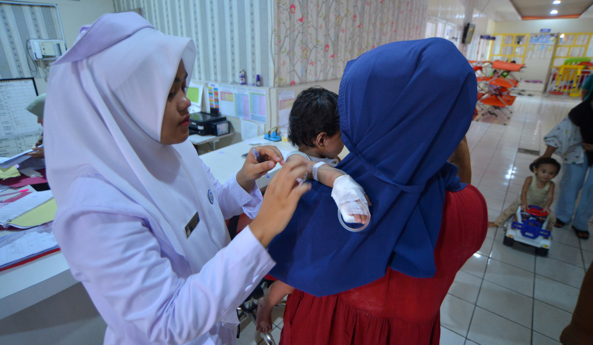Perawat memperbaiki selang infus seorang balita yang dirawat akibat diare di Pesisir Selatan.