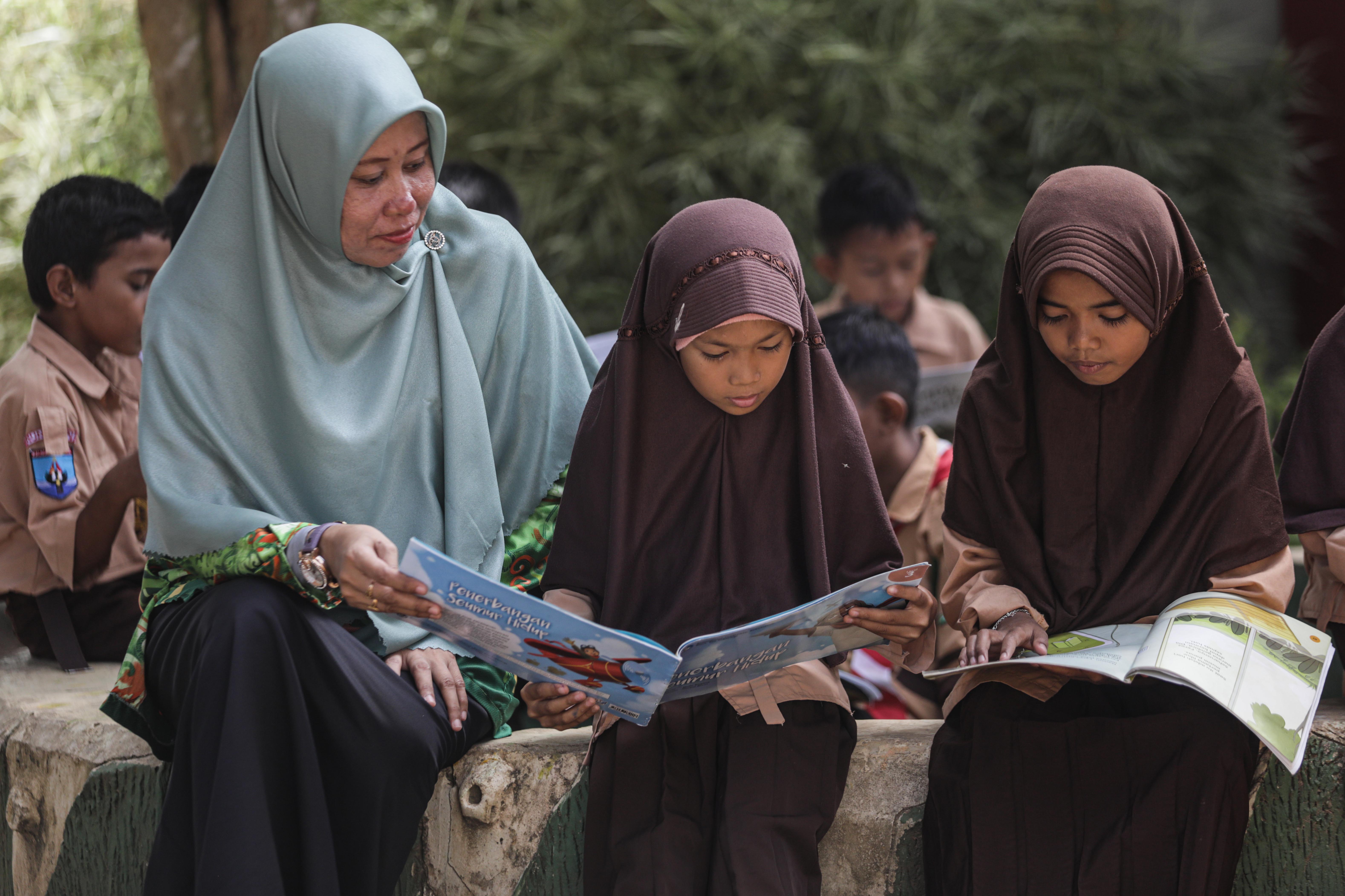 Guru Astria mengajak peserta didik membaca buku bacaan bermutu di SDN 04 Sebatik Barat, Nunukan, Kalimantan Utara, Kamis (9/11/2023)