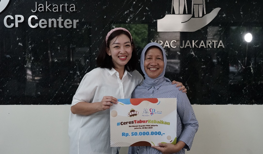 Penyerahan sumbangan kepada perwakilan YPAC Jakarta.