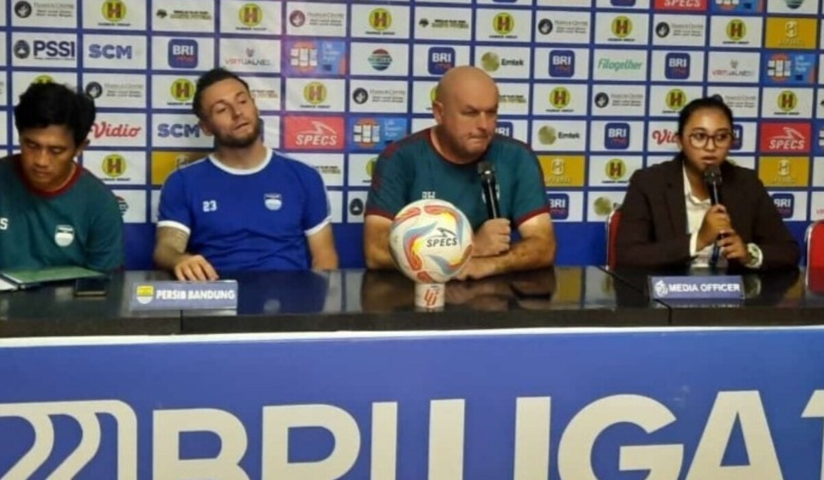 Pelatih Persib Bojan Hodak (kedua dari kanan).