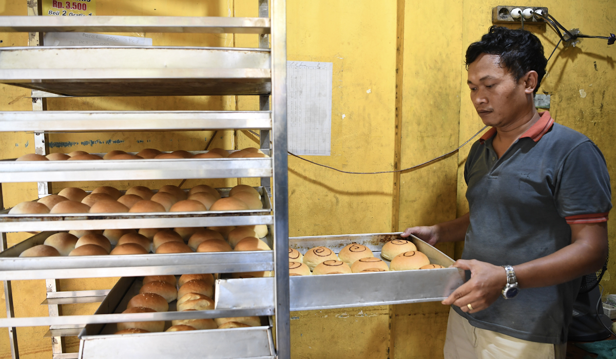Ilustrasi pekerja menata roti di industri rumahan Cantika Bakery, di kawasan Sunter Jaya 