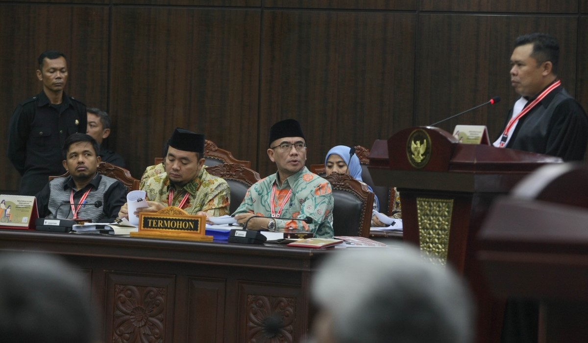 Jajaran Komisioner KPU Hasyim Asy'ari (kanan), Mochammad Afifuddin (tengah), Idham Holik (kiri), August Mellaz (belakang) di Sidang MK