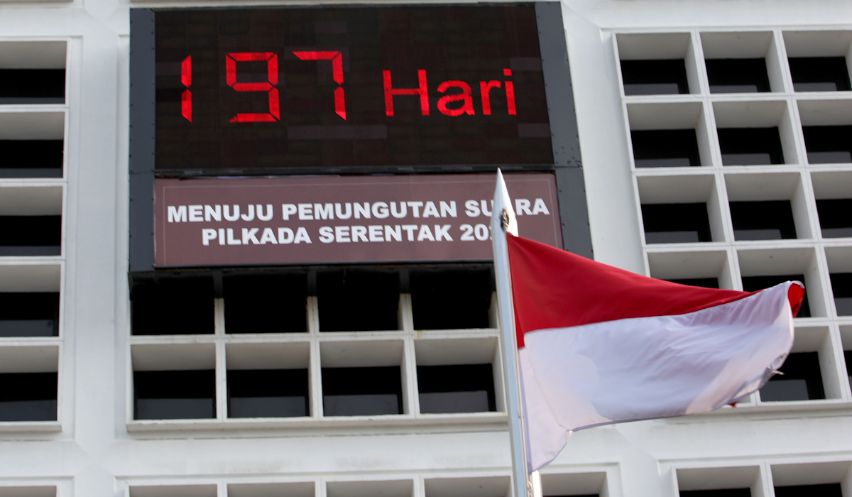 Papan elektronik berisi informasi hitung mundur pemungutan suara pilkada serentak 2024 di Gedung KPU 