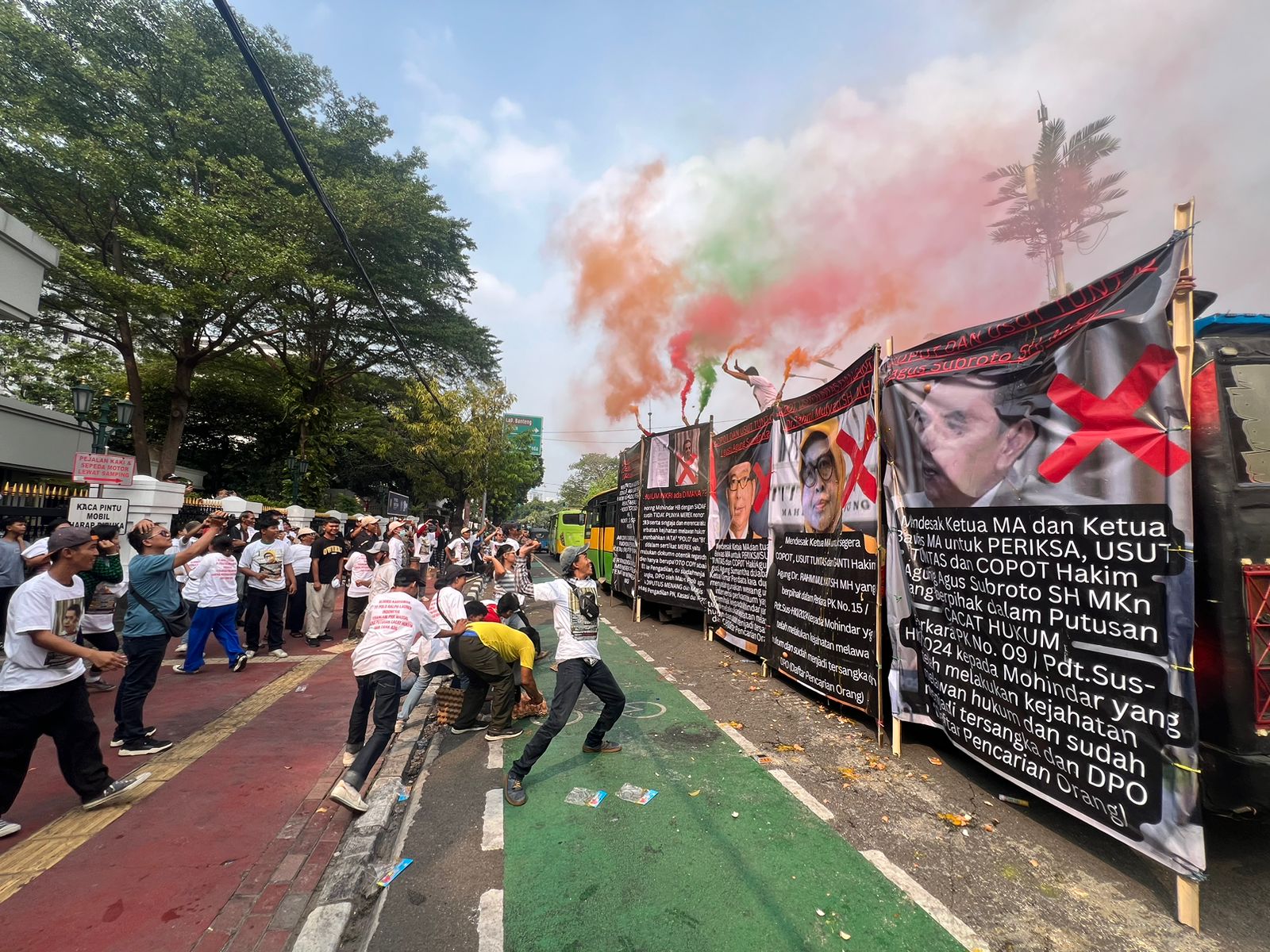 perwakilan karyawan PT Polo Ralph Lauren Indonesia melakukan aksi demonstrasi di depan Gedung MA