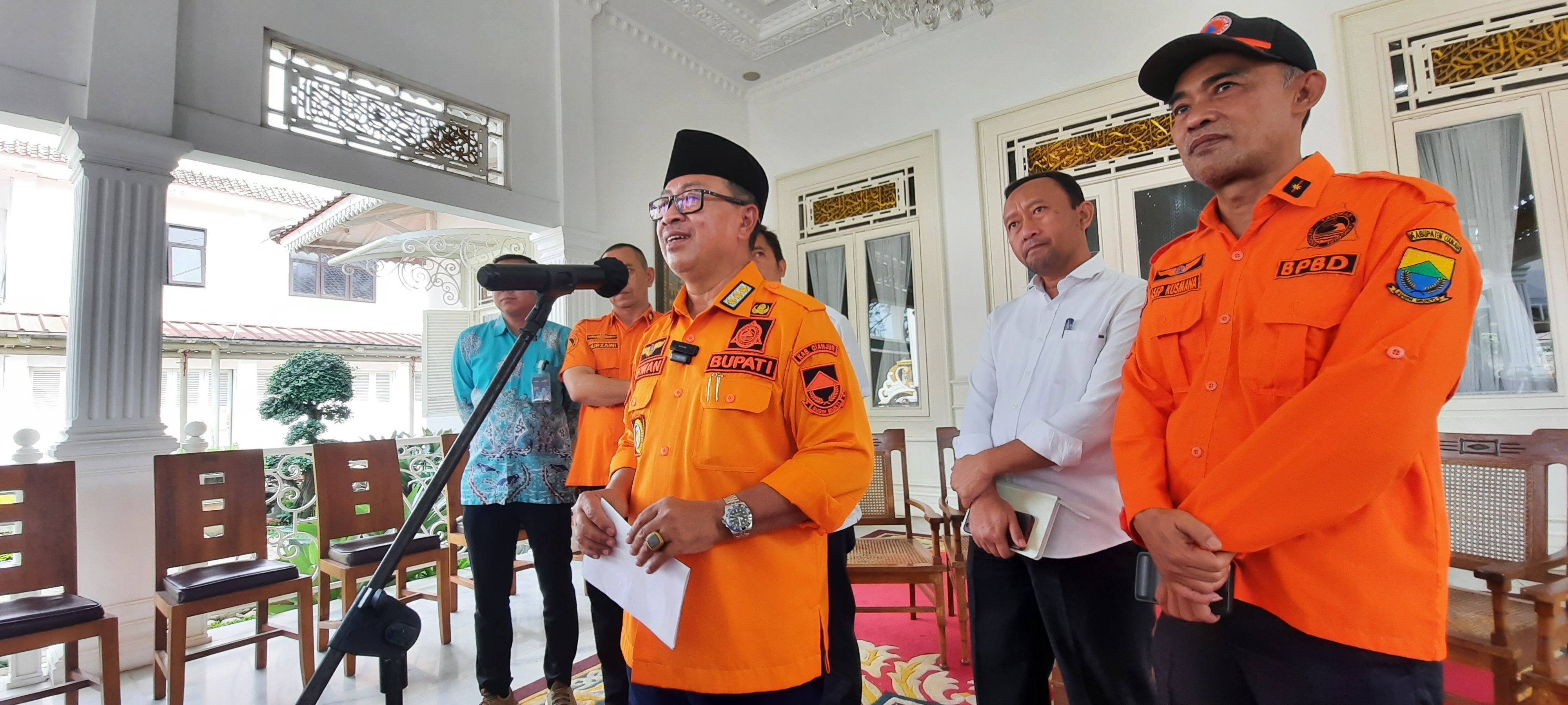 Bupati Cianjur Herman Suherman mengumumkan kepastian turunnya bantuan stimulan rehabilitasi rumah korban gempa. 