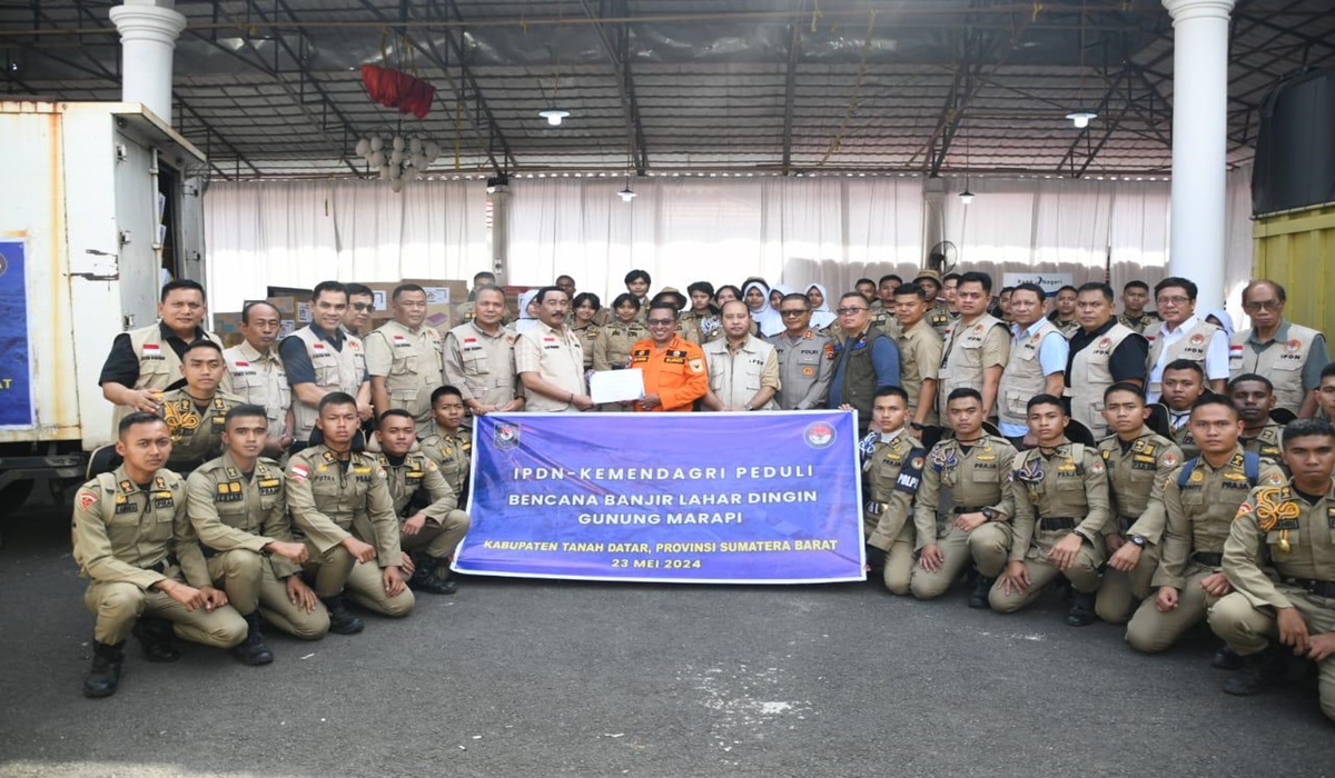 Rektor IPDN menyerahkan bantuan bagi korban banjir Sumatra Barat